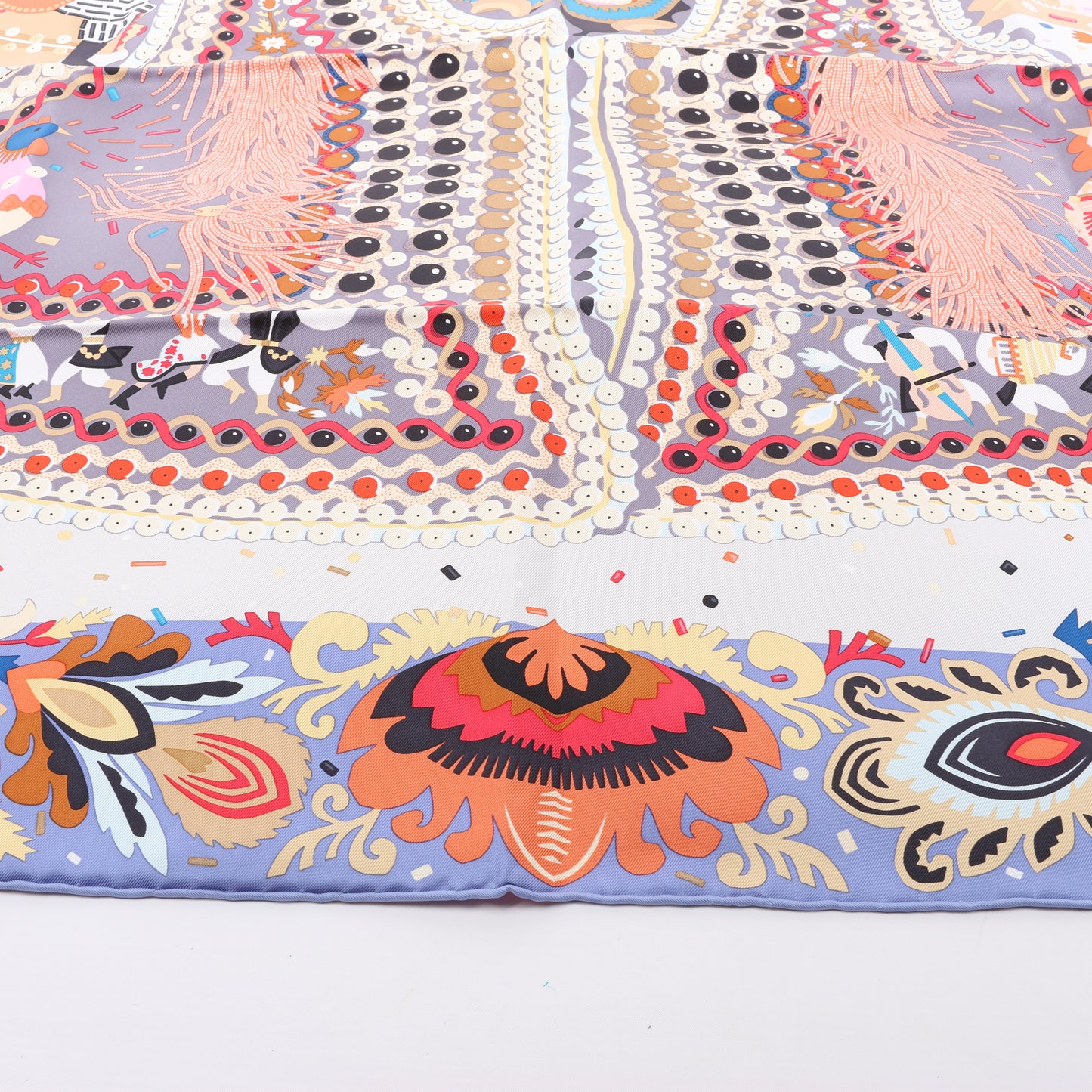 Hermès Carré 90 „Costume de Fete“ Schal aus 100 % Seide in Lila