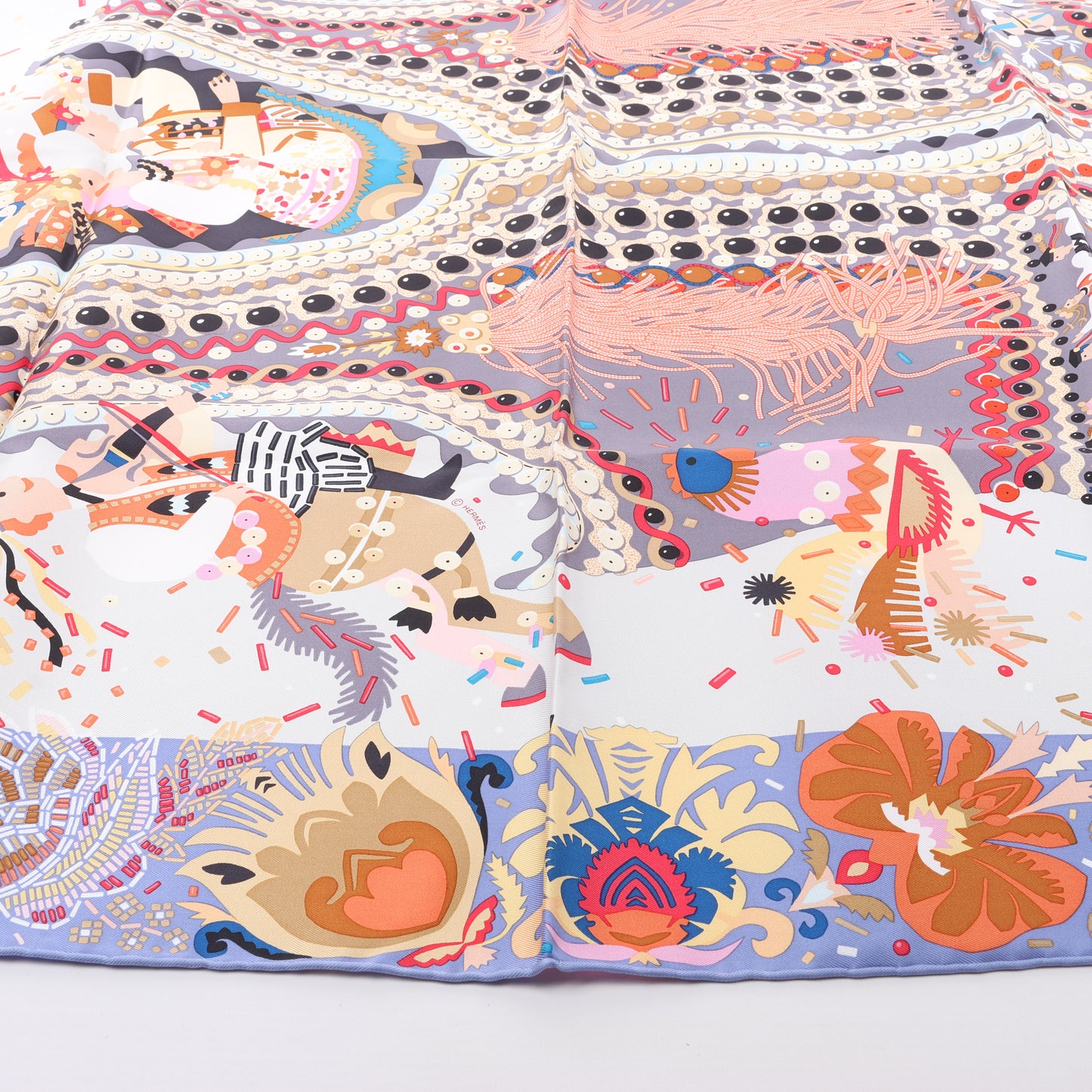 Hermès Carré 90 „Costume de Fete“ Schal aus 100 % Seide in Lila