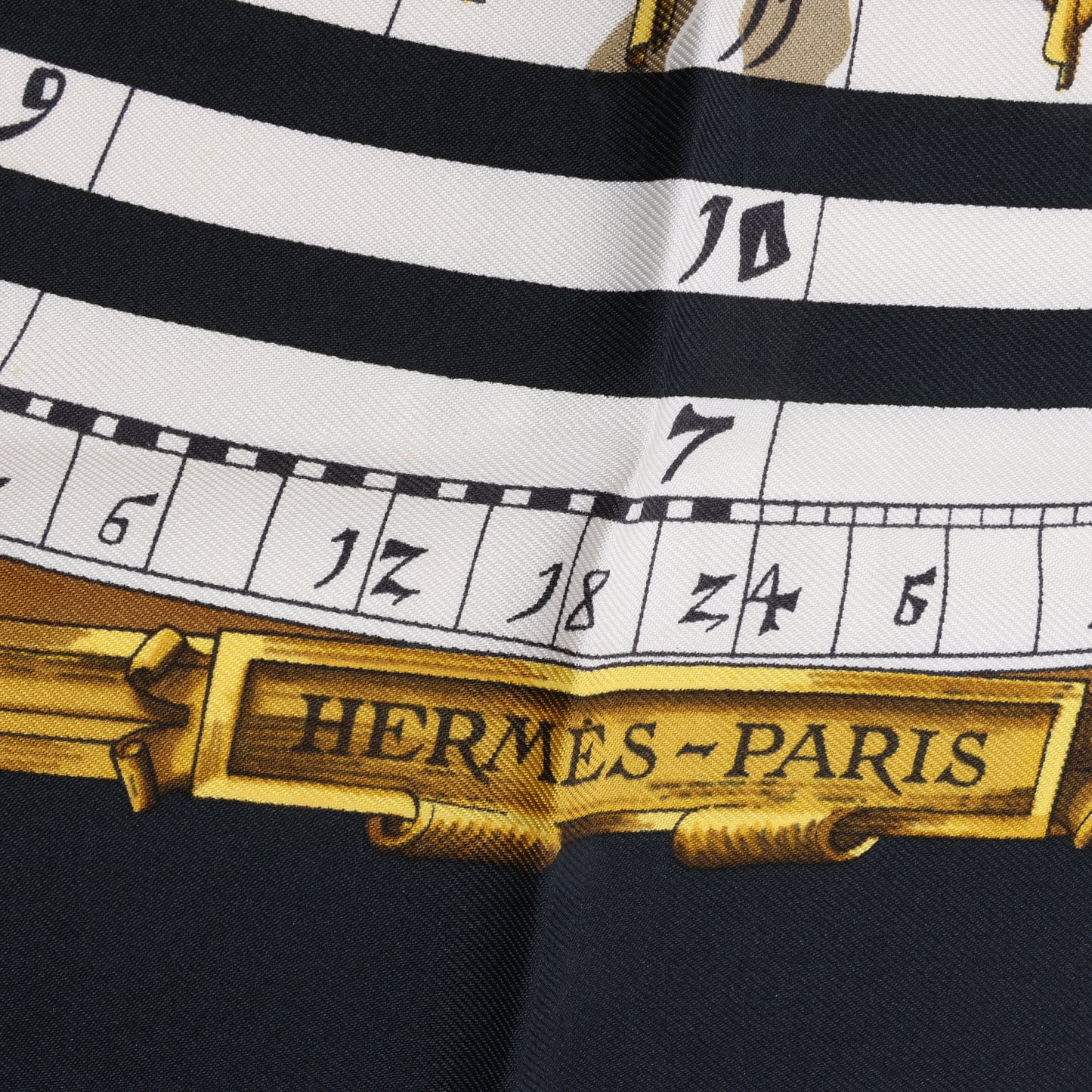 Hermès Carré 90 "DIES ET HORE" 100% Seidenschal in Schwarz