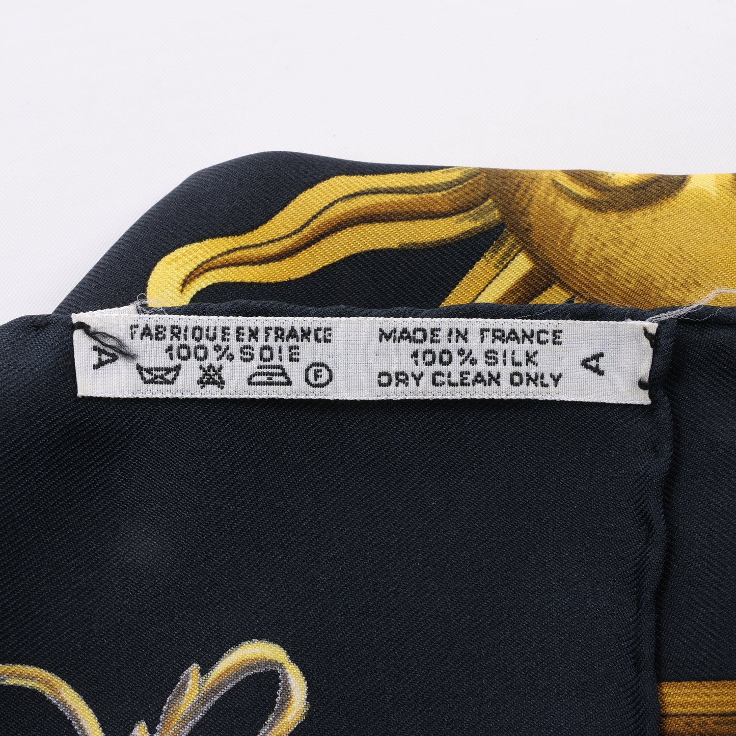 Hermès Carré 90 "DIES ET HORE" 100% Seidenschal in Schwarz