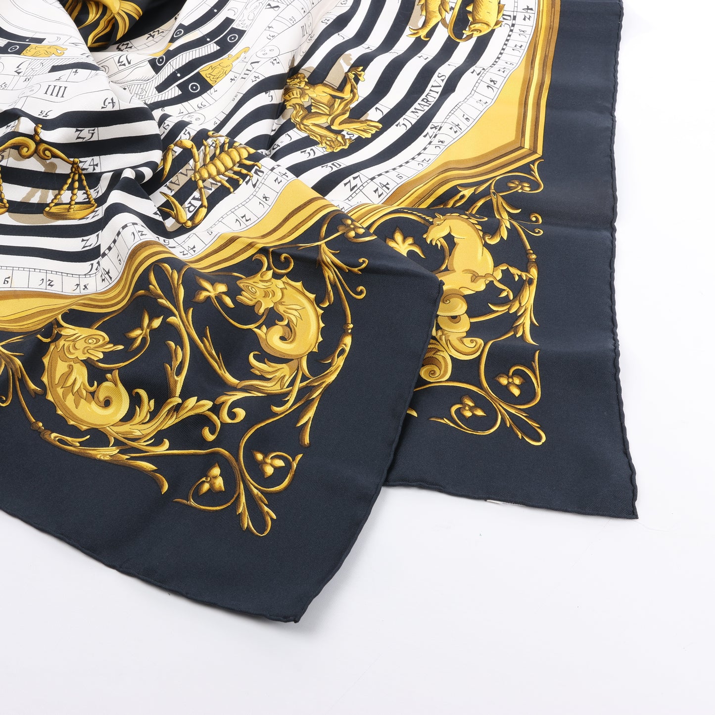 Hermès Carré 90 "DIES ET HORE" 100% Seidenschal in Schwarz
