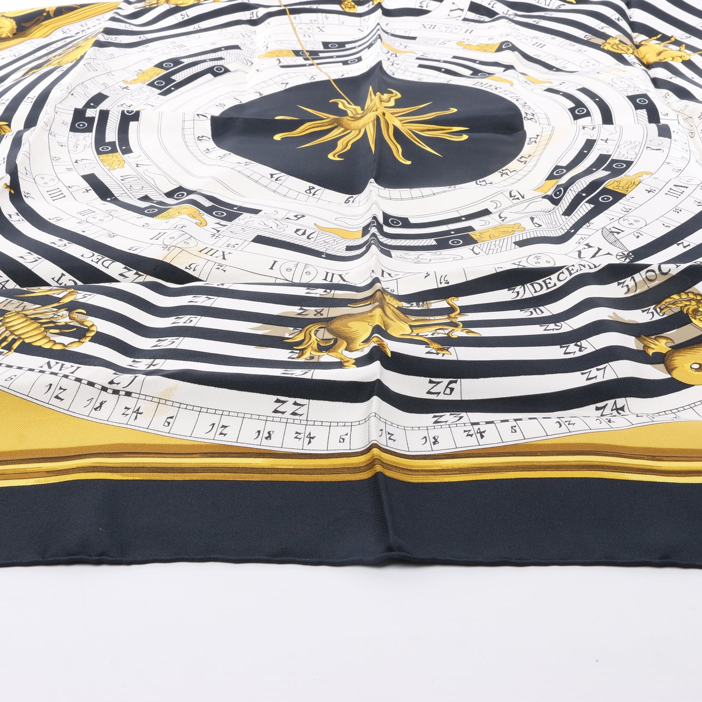 Hermès Carré 90 "DIES ET HORE" 100% Seidenschal in Schwarz