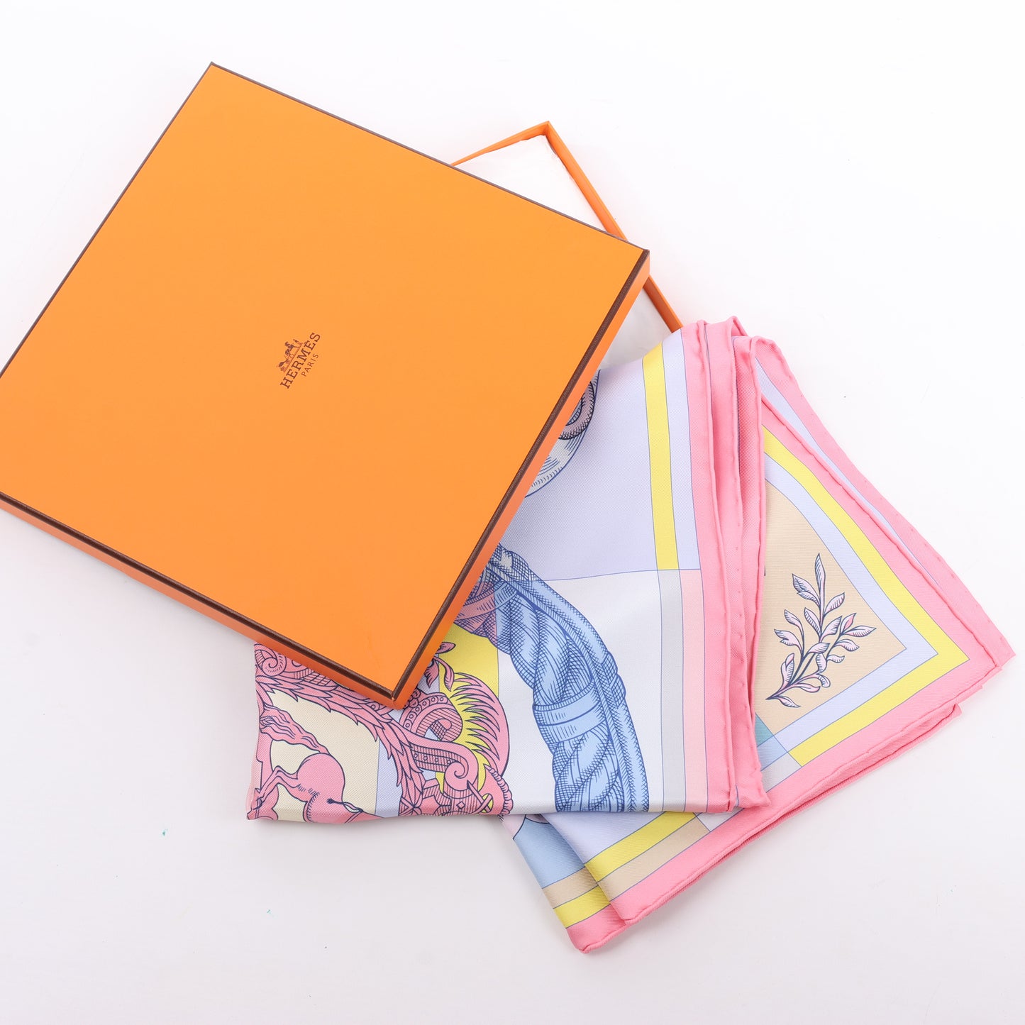 Hermès Carré Double Face 90 „DELLA CAVALLERIA“ Schal aus 100 % Seide in Rosa