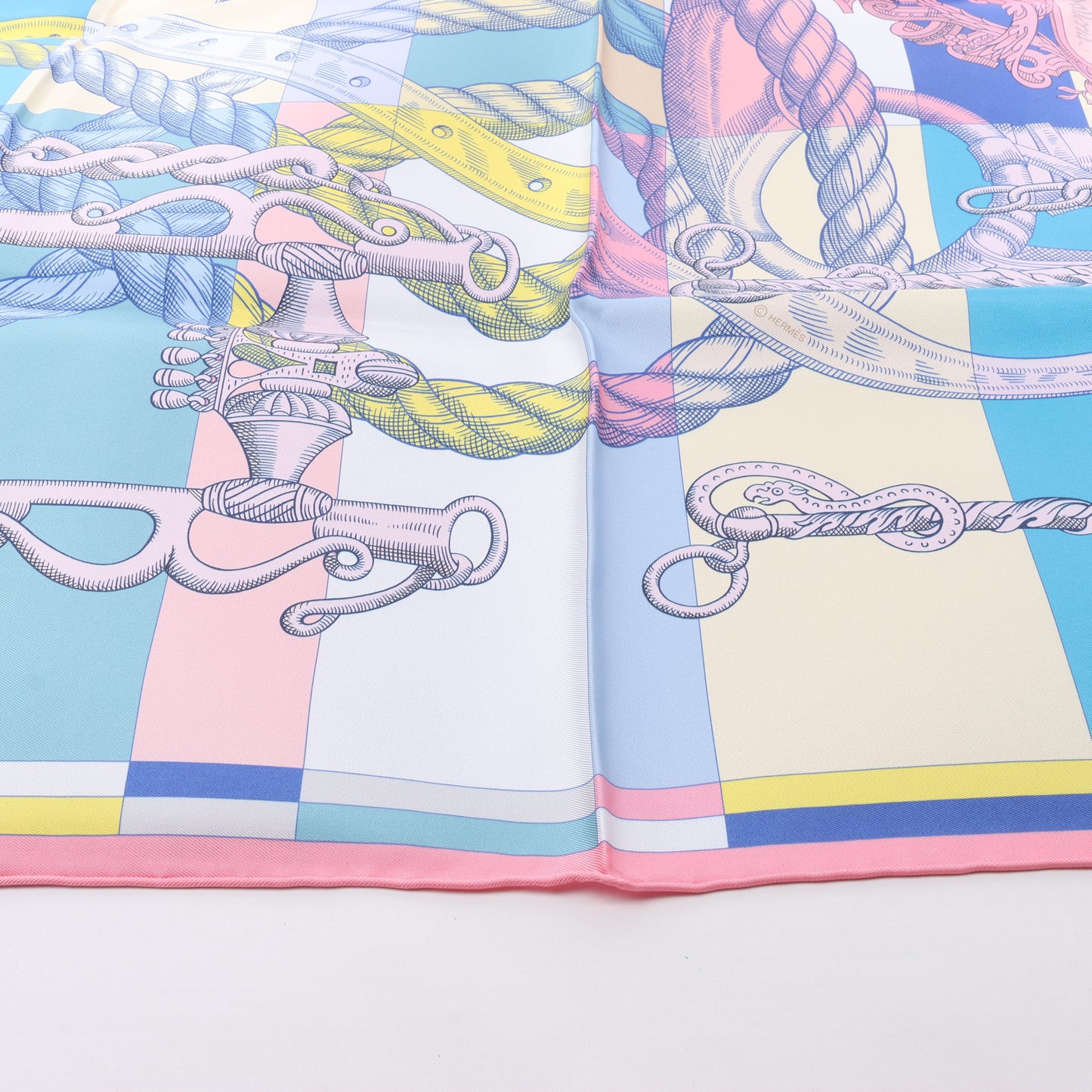 Hermès Carré Double Face 90 „DELLA CAVALLERIA“ Schal aus 100 % Seide in Rosa