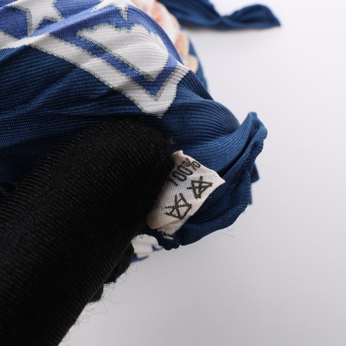 Hermès Carré 90 "EARLY AMERICA" 100% Silk Scarf in Navy