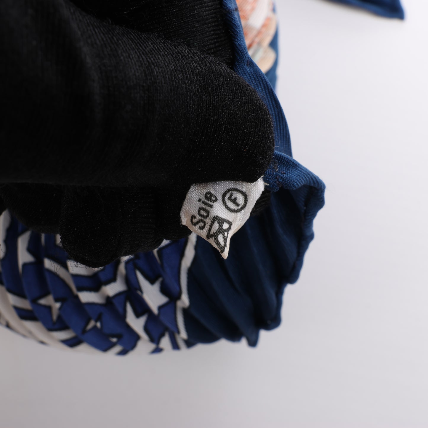 Hermès Carré 90 "EARLY AMERICA" 100% Silk Scarf in Navy