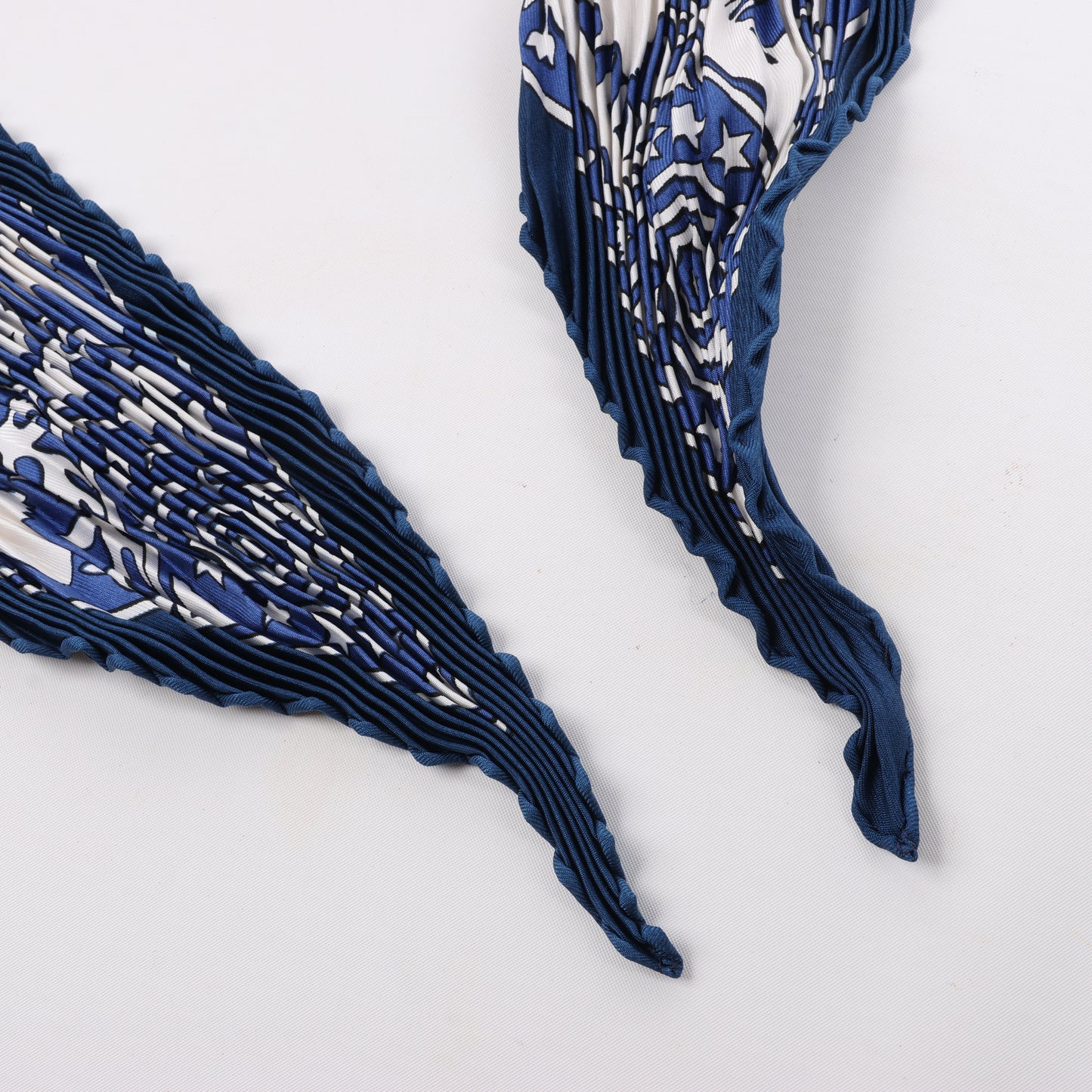 Hermès Carré 90 "EARLY AMERICA" 100% Silk Scarf in Navy