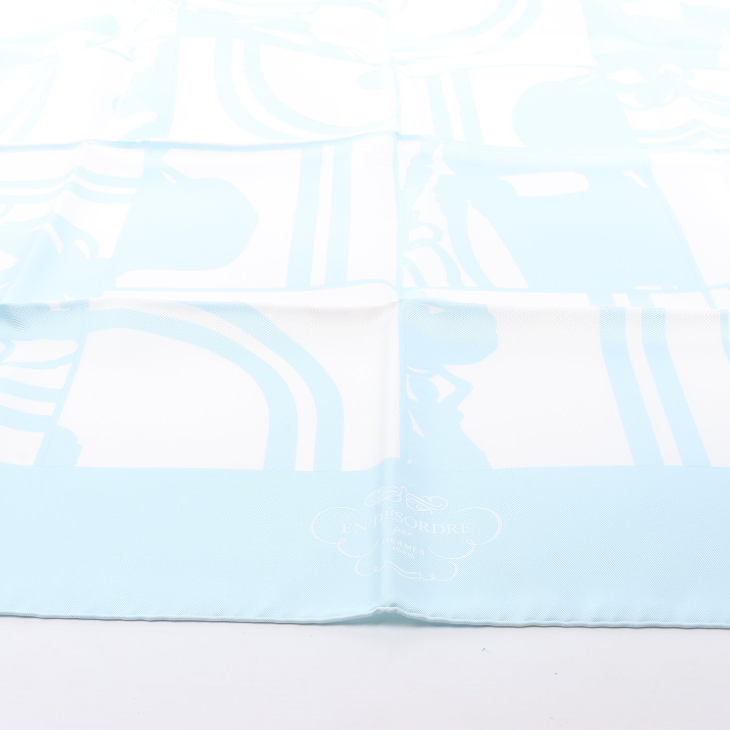 Hermès Carré 90 „EN DESORDRE“ Schal aus 100 % Seide in Blau