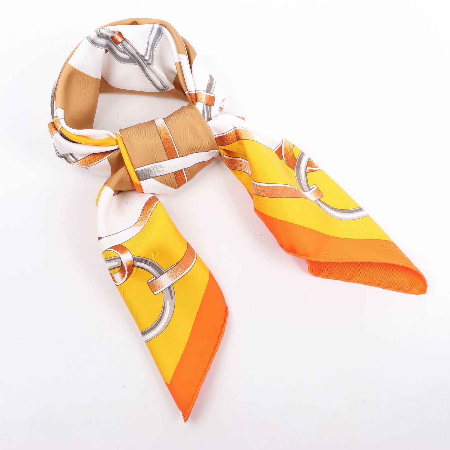 Hermès Carré 90 „FIGURE ARTISTIQUE“ Schal aus 100 % Seide in Orange