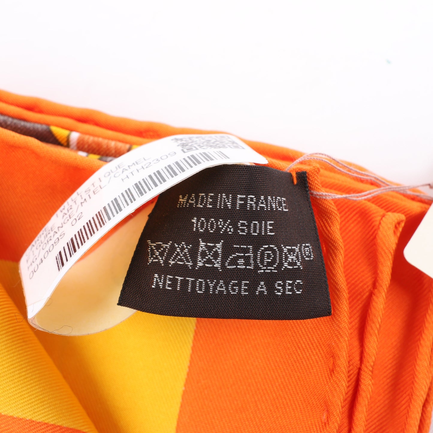 Hermès Carré 90 „FIGURE ARTISTIQUE“ Schal aus 100 % Seide in Orange