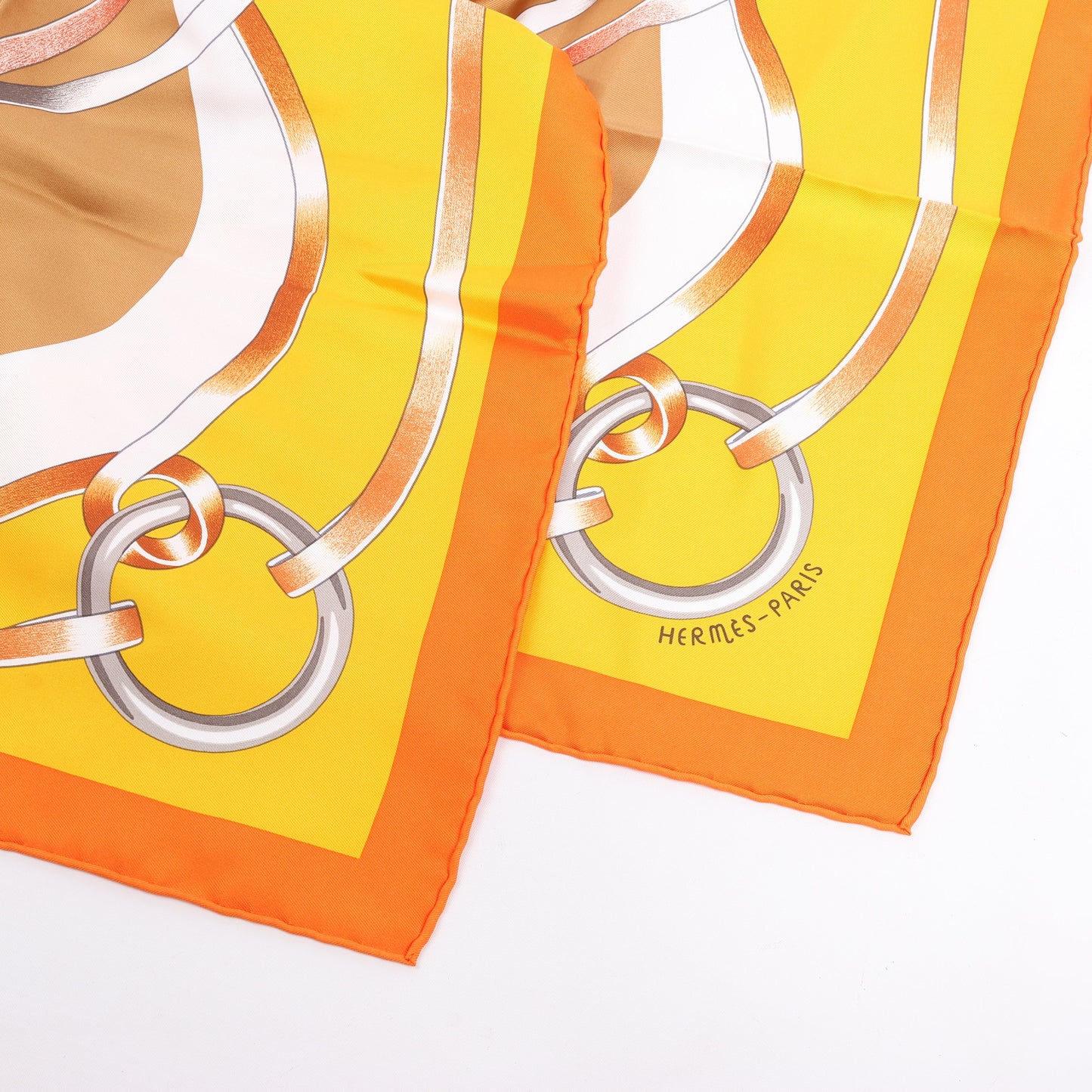 Hermès Carré 90 „FIGURE ARTISTIQUE“ Schal aus 100 % Seide in Orange