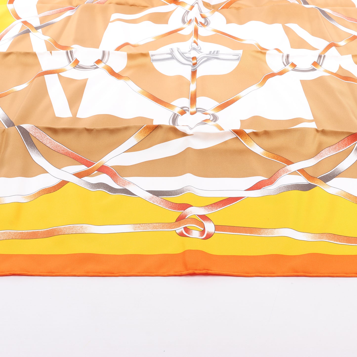 Hermès Carré 90 „FIGURE ARTISTIQUE“ Schal aus 100 % Seide in Orange