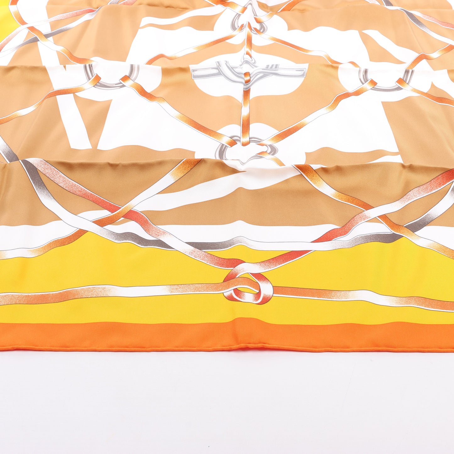 Hermès Carré 90 „FIGURE ARTISTIQUE“ Schal aus 100 % Seide in Orange