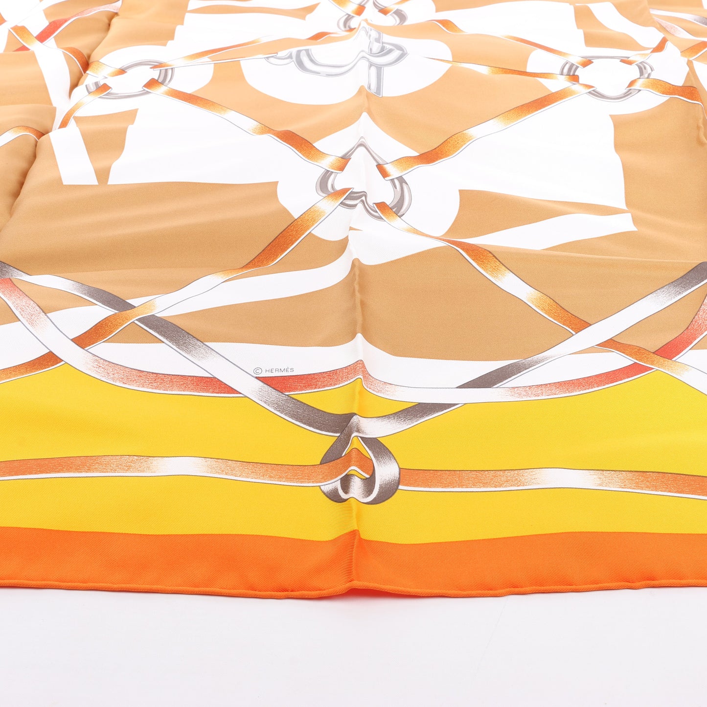 Hermès Carré 90 „FIGURE ARTISTIQUE“ Schal aus 100 % Seide in Orange
