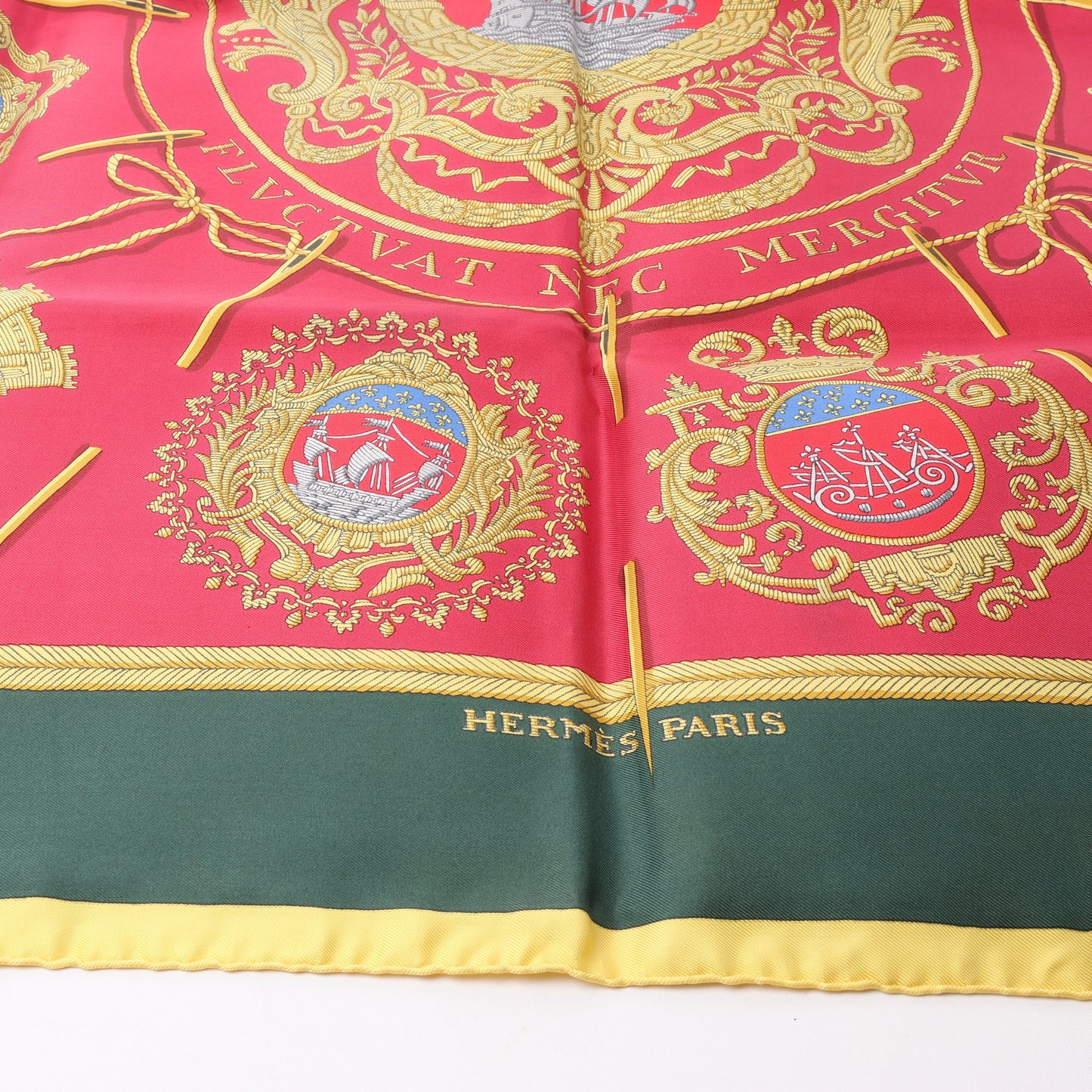 Hermès Carré 90 "FLVCTVAT NEC MERGITVR" 100% Silk Scarf in Green x Red