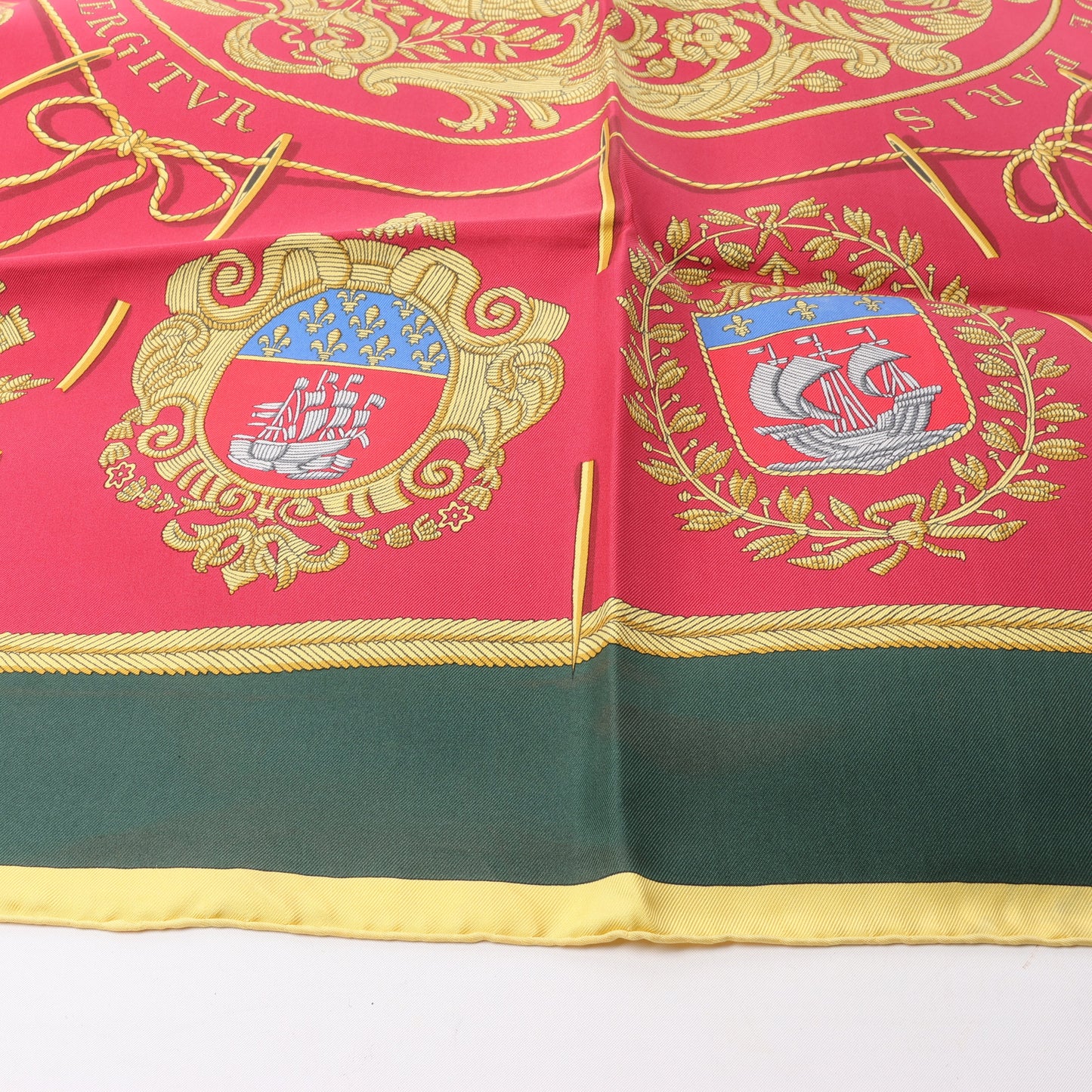 Hermès Carré 90 "FLVCTVAT NEC MERGITVR" 100% Silk Scarf in Green x Red