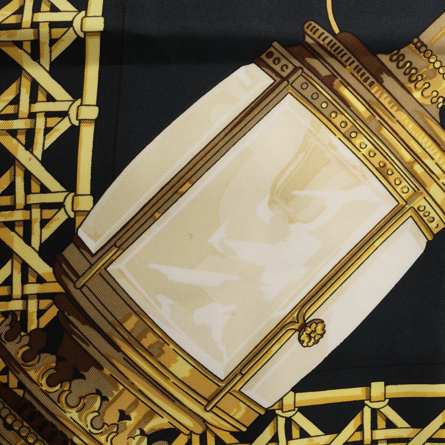 Hermès Carré 90 „Feux de Route“ Schal aus 100 % Seide in Schwarz x Gold