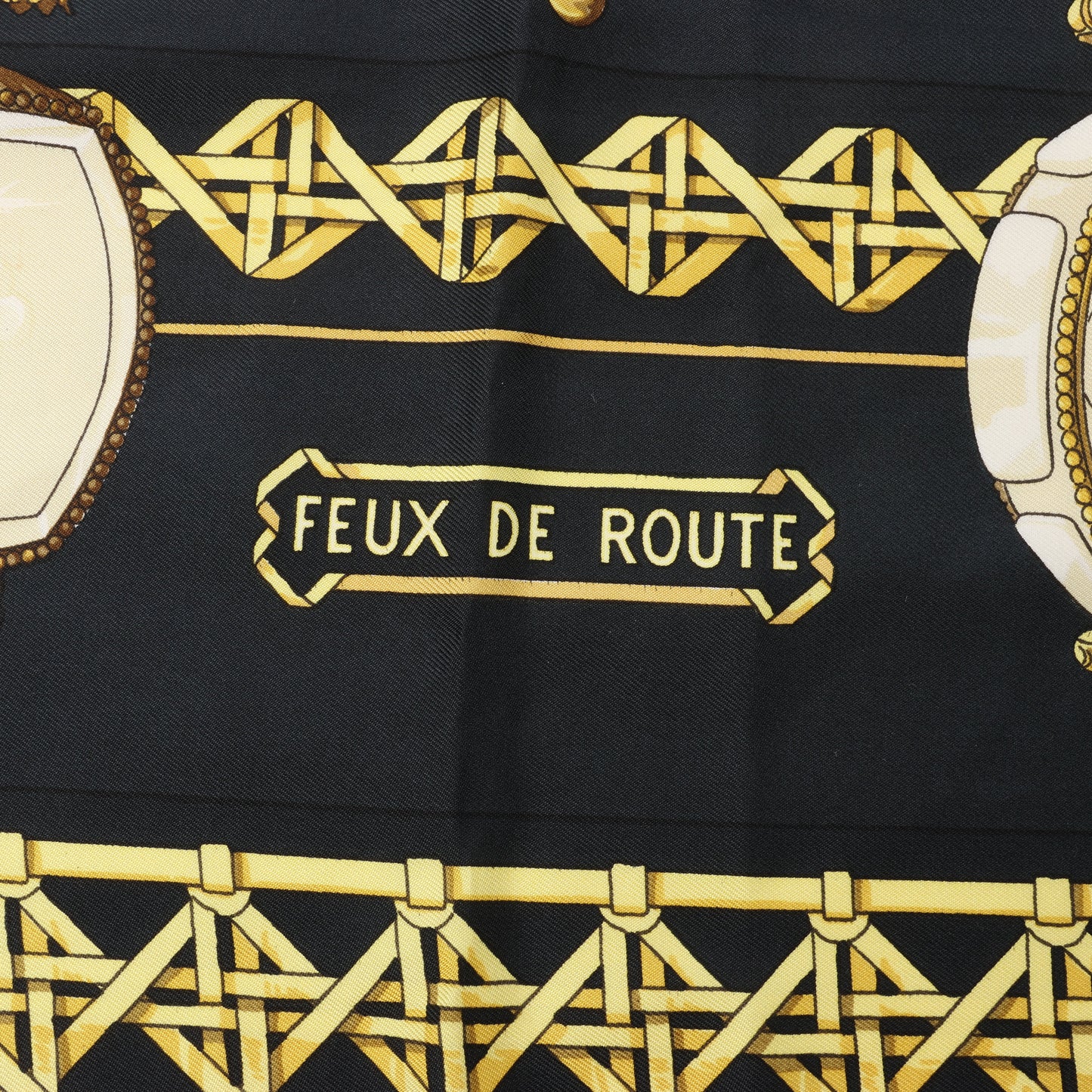 Hermès Carré 90 „Feux de Route“ Schal aus 100 % Seide in Schwarz x Gold
