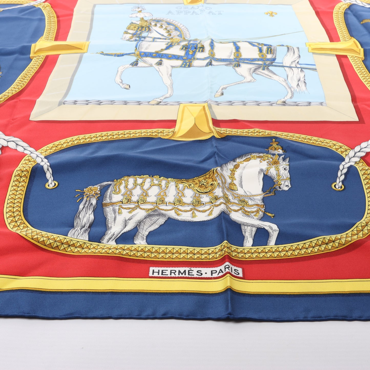 Carré Hermès Carré 90 « GRAND APPARAT » 100 % soie, bleu marine x rouge