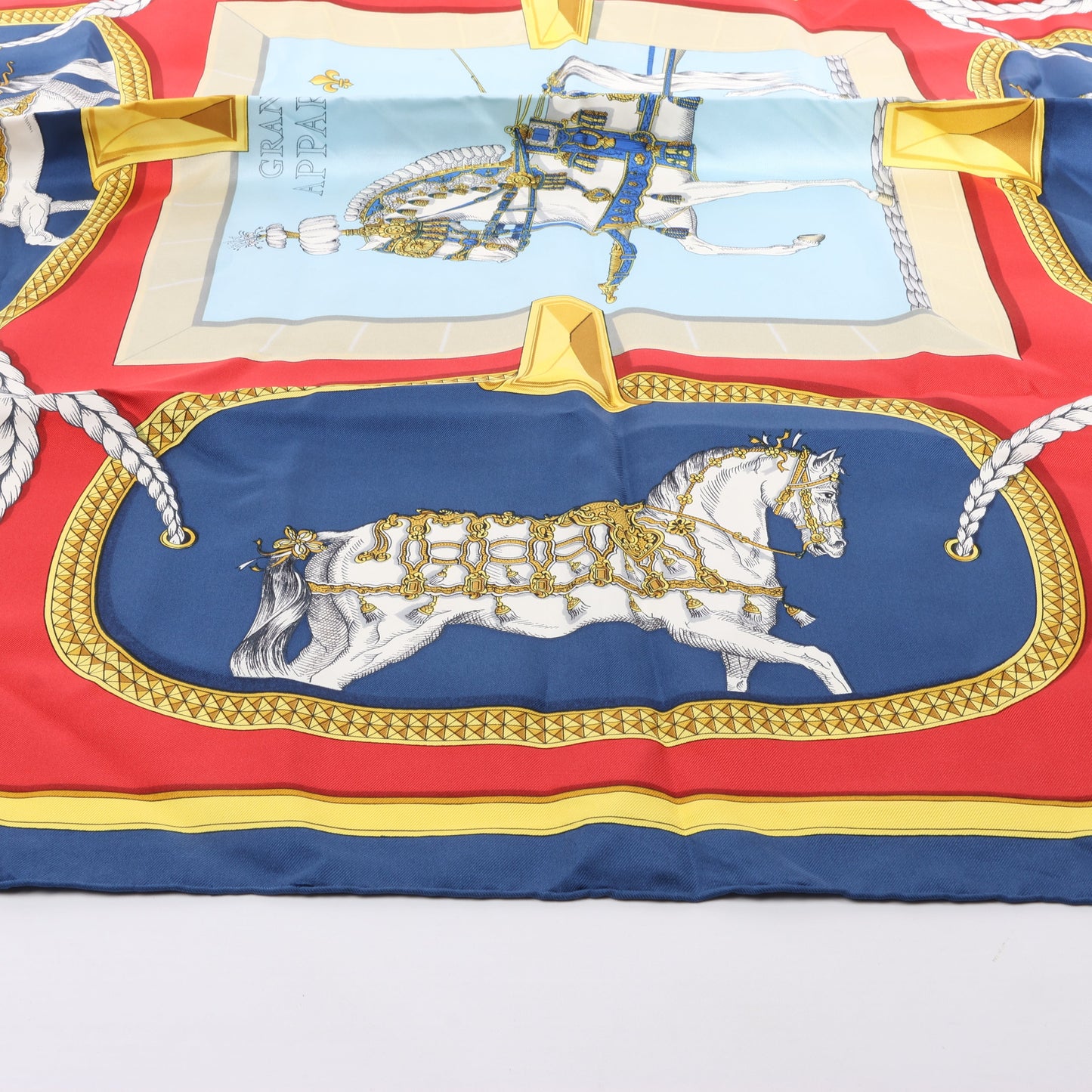Carré Hermès Carré 90 « GRAND APPARAT » 100 % soie, bleu marine x rouge