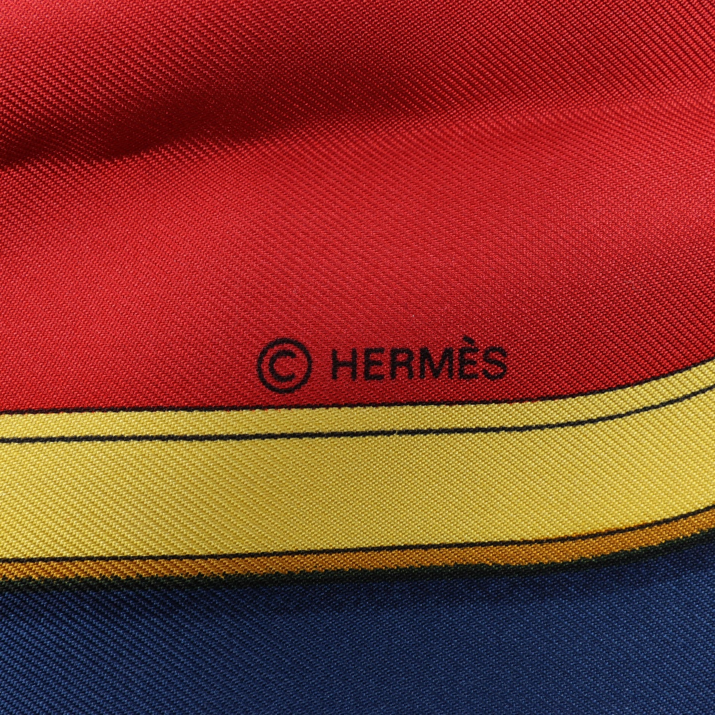 Hermès Carré 90 „GRAND APPARAT“ 100 % Seidenschal in Marineblau x Rot