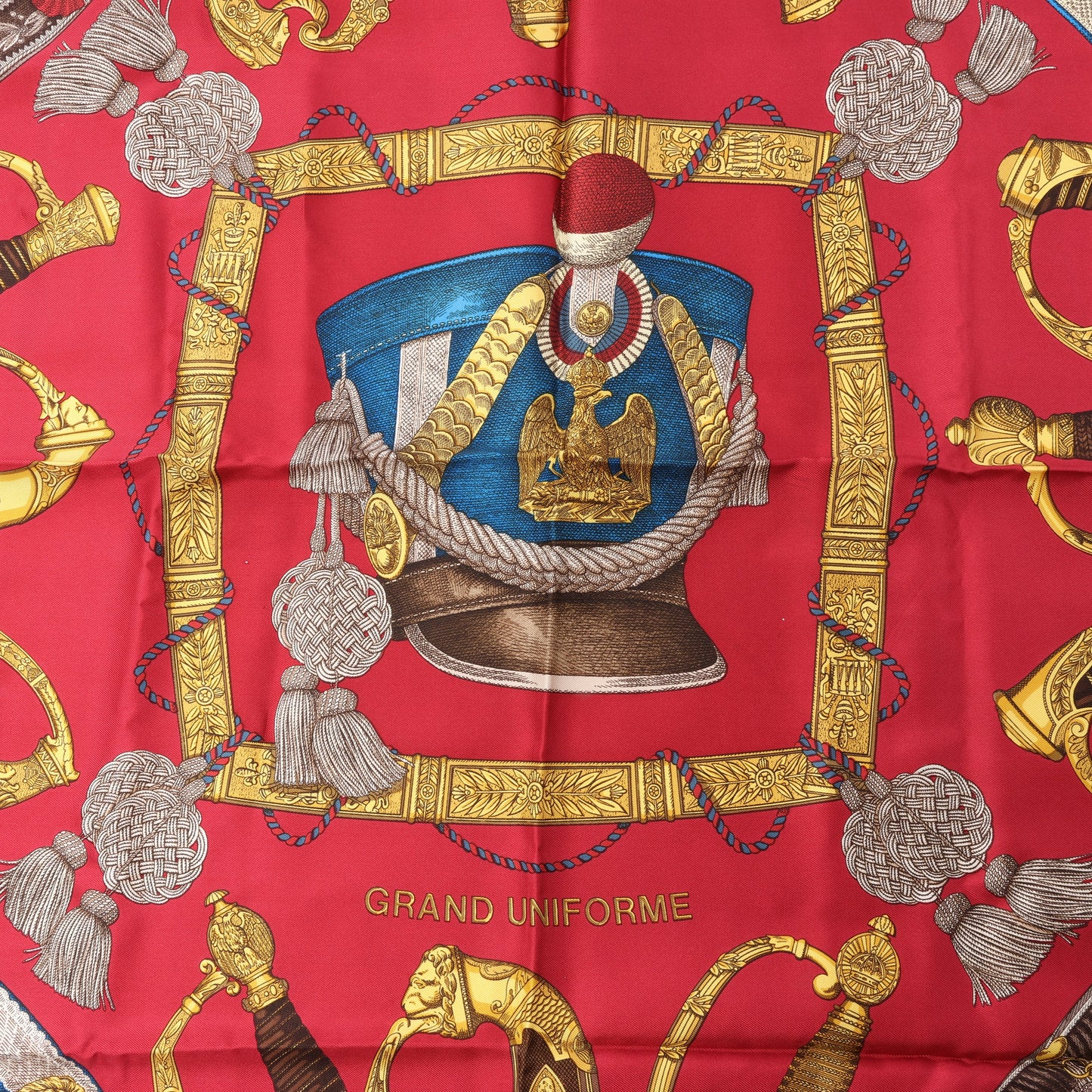 Hermès Carré 90 "GRAND UNIFORME" 100% Seidenschal in Burgund