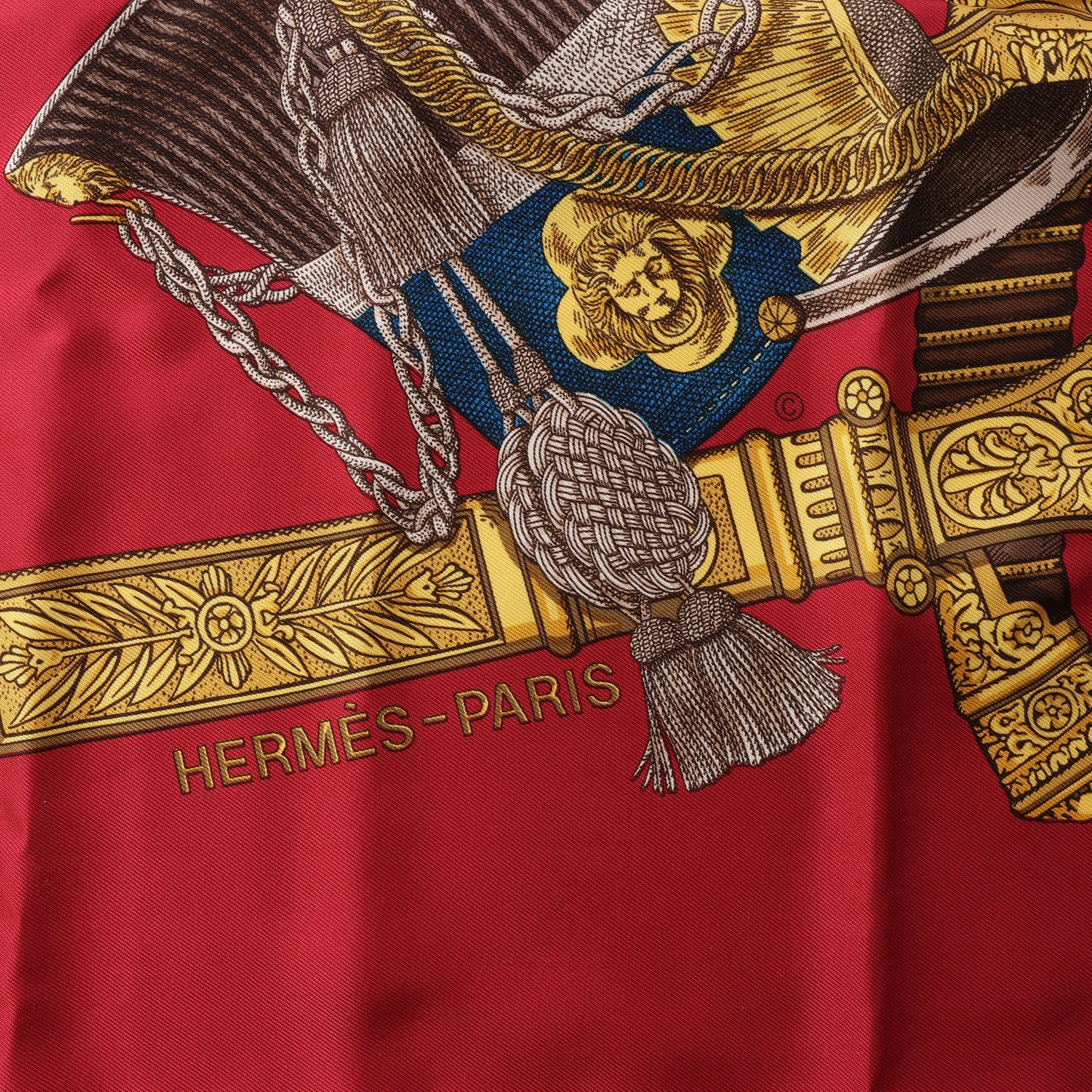 Hermès Carré 90 "GRAND UNIFORME" 100% Seidenschal in Burgund