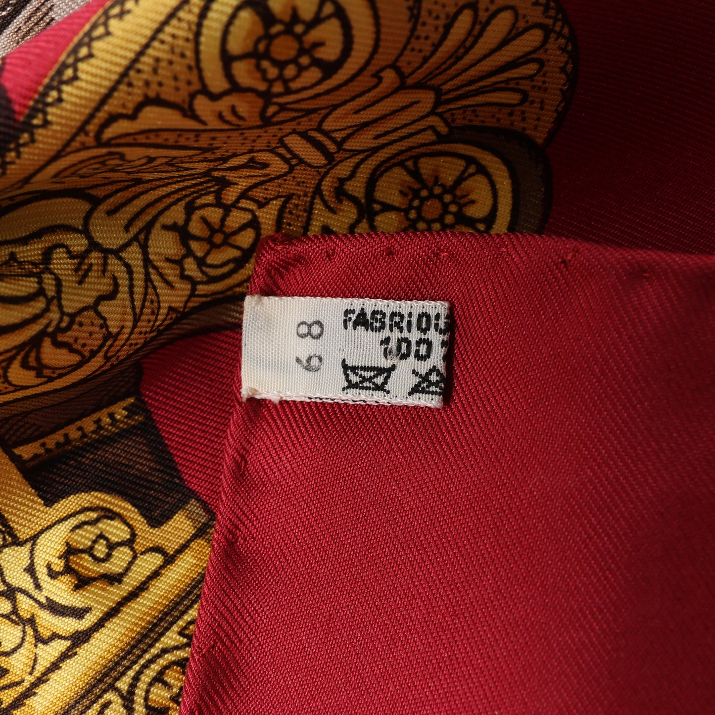 Hermès Carré 90 "GRAND UNIFORME" 100% Seidenschal in Burgund