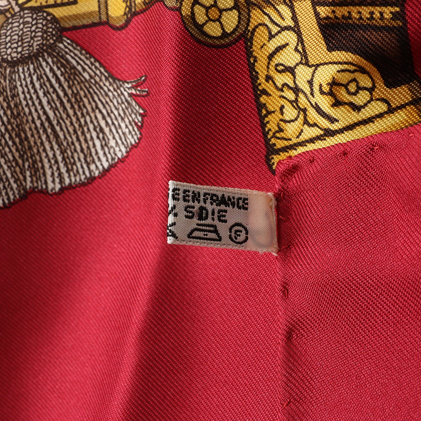 Hermès Carré 90 "GRAND UNIFORME" 100% Seidenschal in Burgund