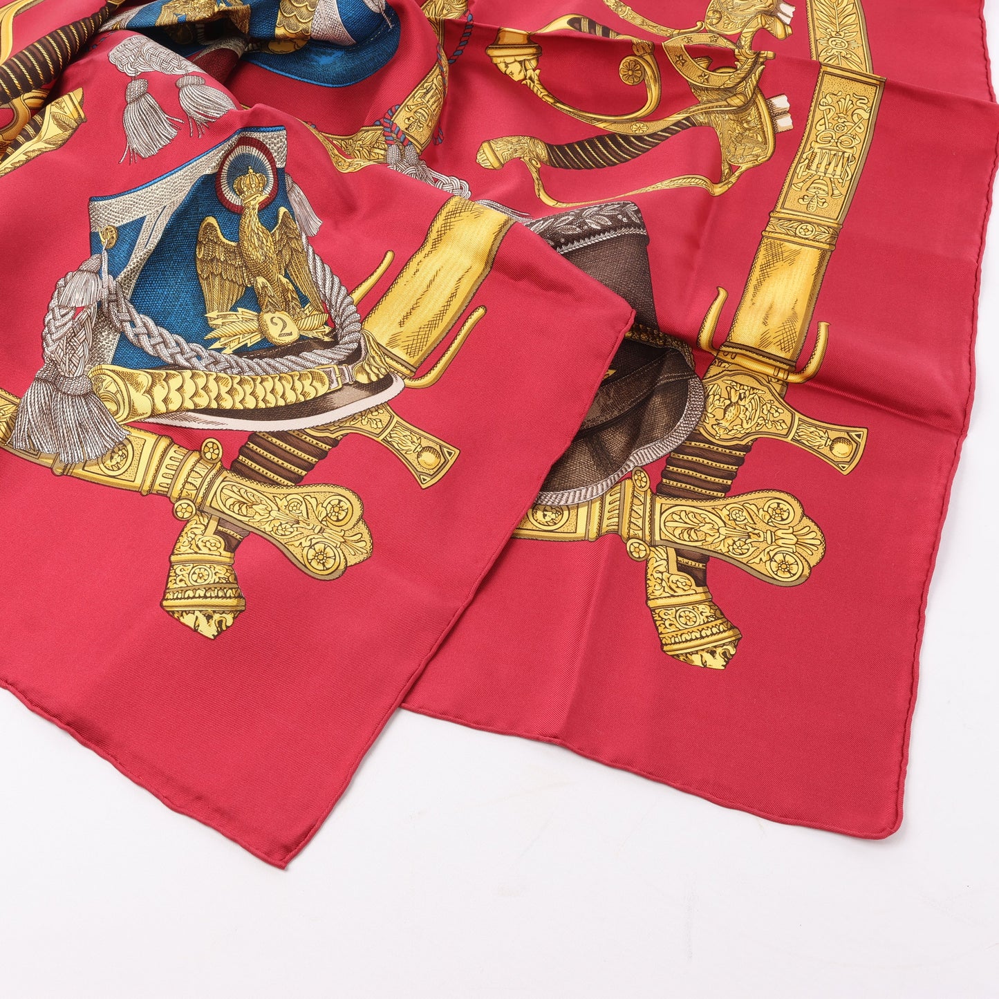 Hermès Carré 90 "GRAND UNIFORME" 100% Seidenschal in Burgund