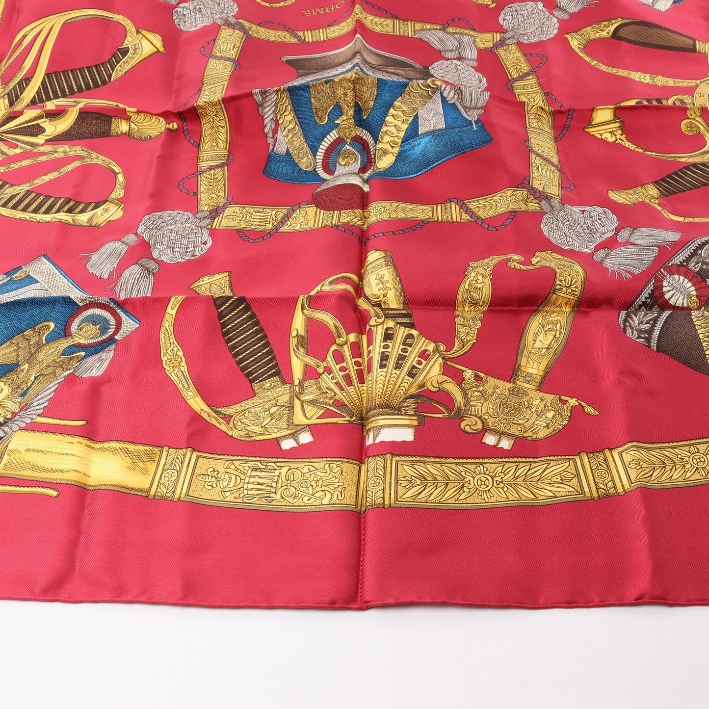 Hermès Carré 90 "GRAND UNIFORME" 100% Seidenschal in Burgund