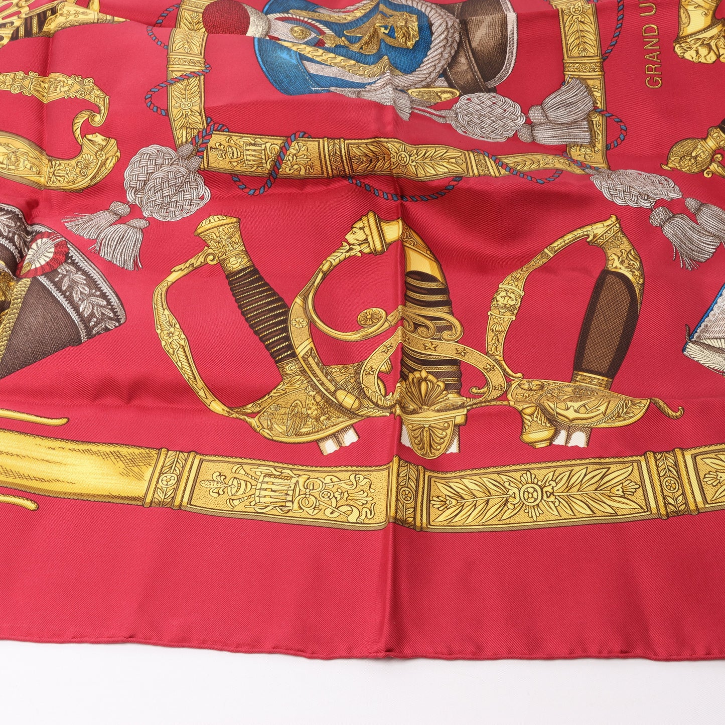 Hermès Carré 90 "GRAND UNIFORME" 100% Seidenschal in Burgund