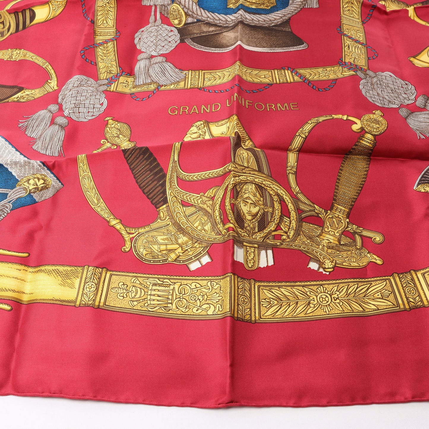 Hermès Carré 90 "GRAND UNIFORME" 100% Seidenschal in Burgund
