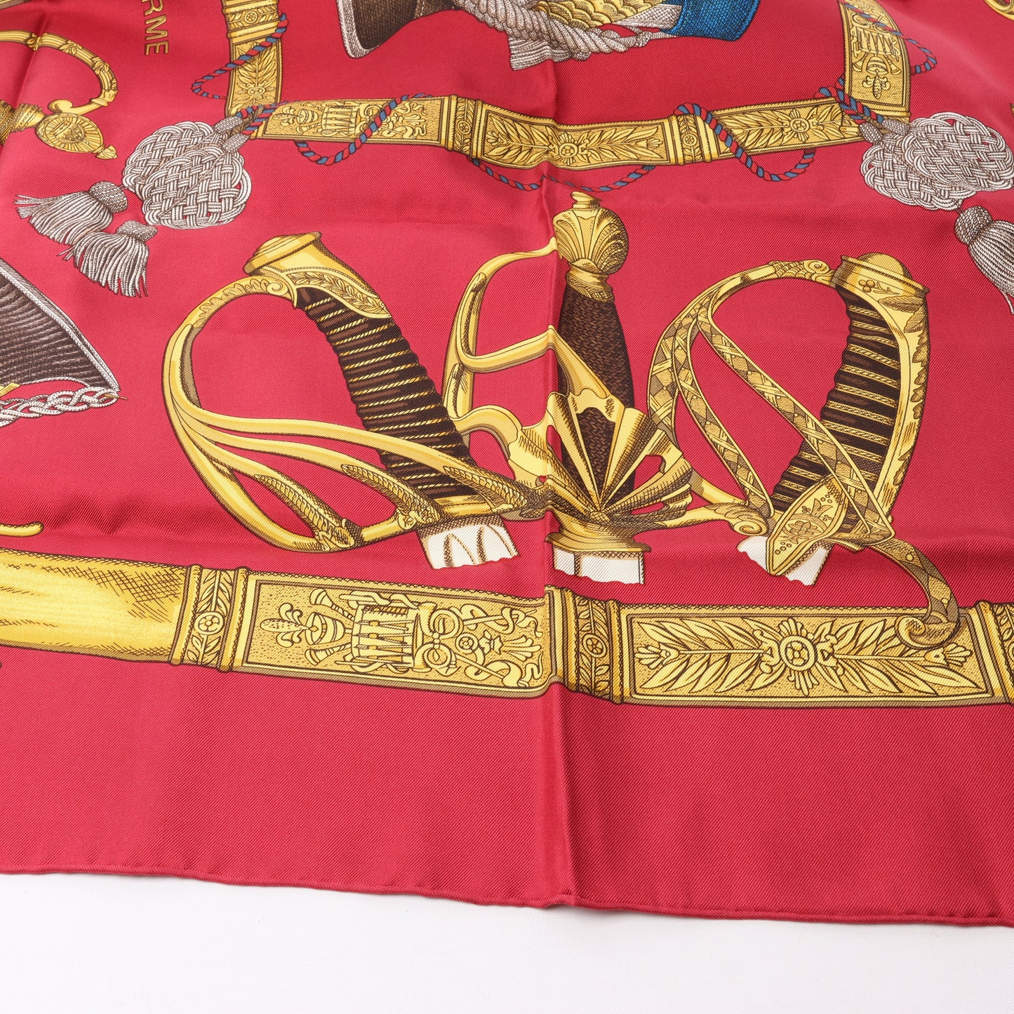 Hermès Carré 90 "GRAND UNIFORME" 100% Seidenschal in Burgund
