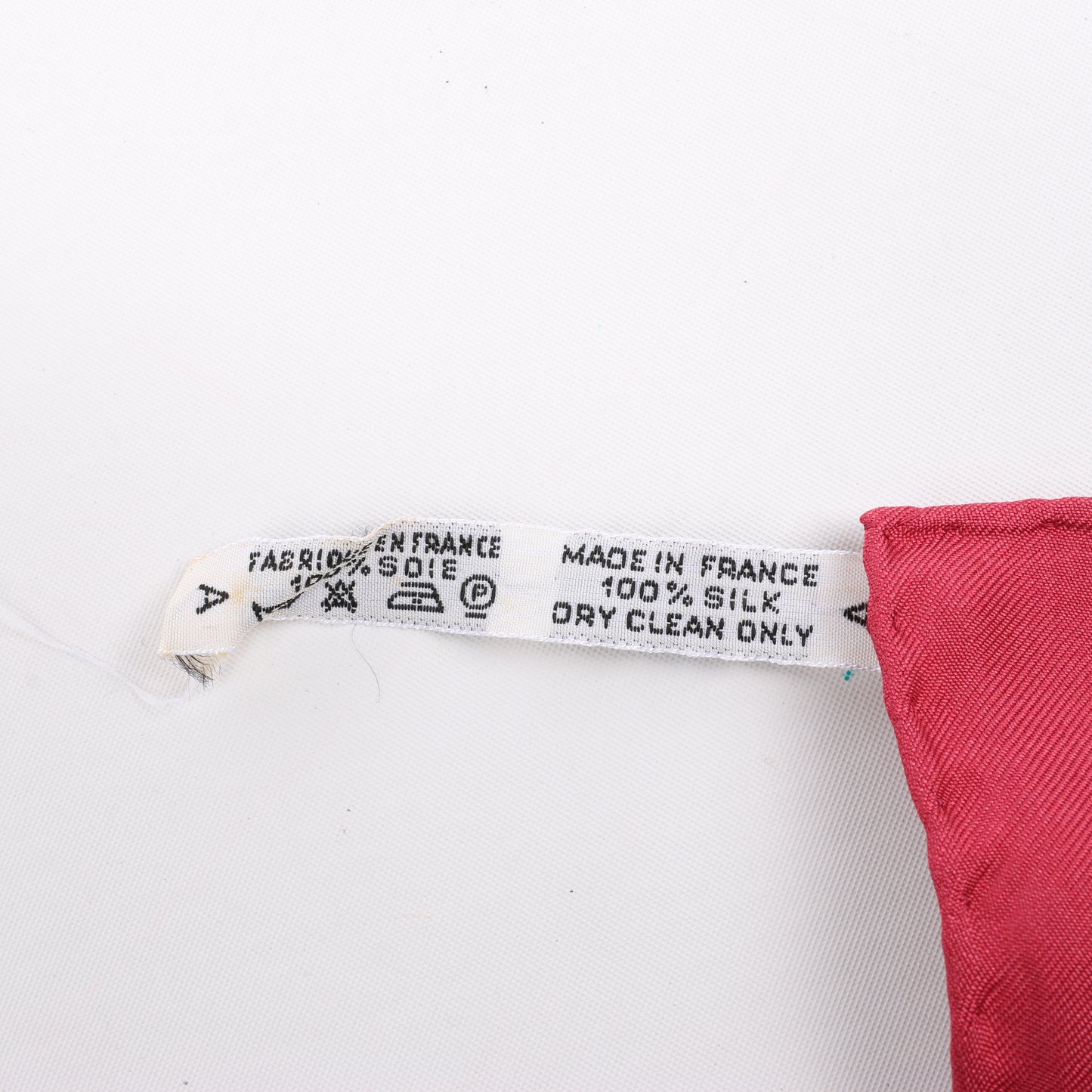 Hermès Carré 90 „GRANDE TENUE“ Seidentaschentuch in Burgund