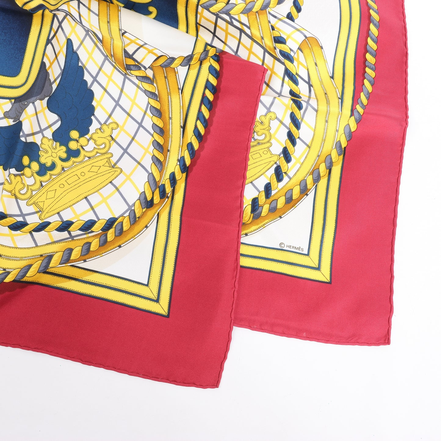 Hermès Carré 90 „GRANDE TENUE“ Seidentaschentuch in Burgund
