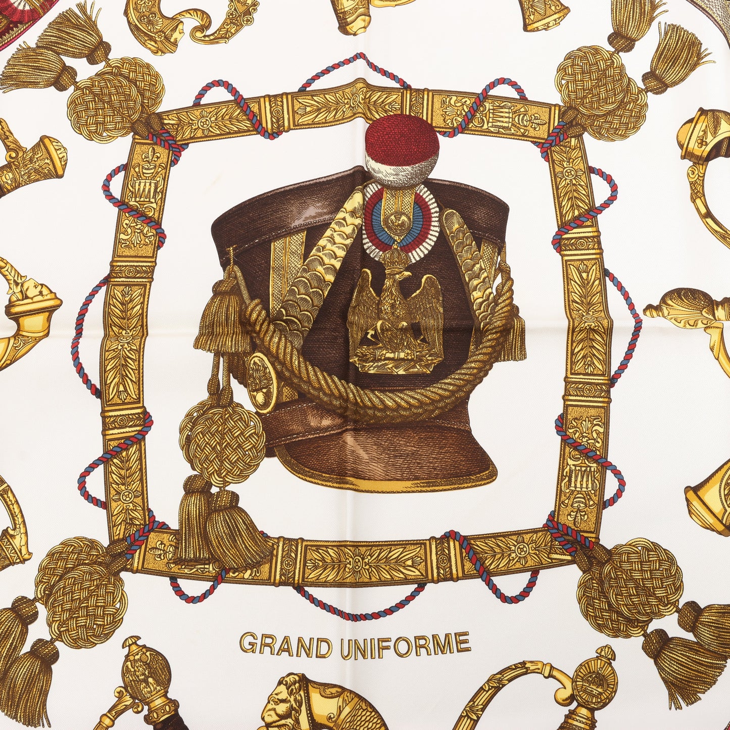 Hermès Carré 90 „Grand Uniforme“ 100 % Seidenschal in Braun und Ecru