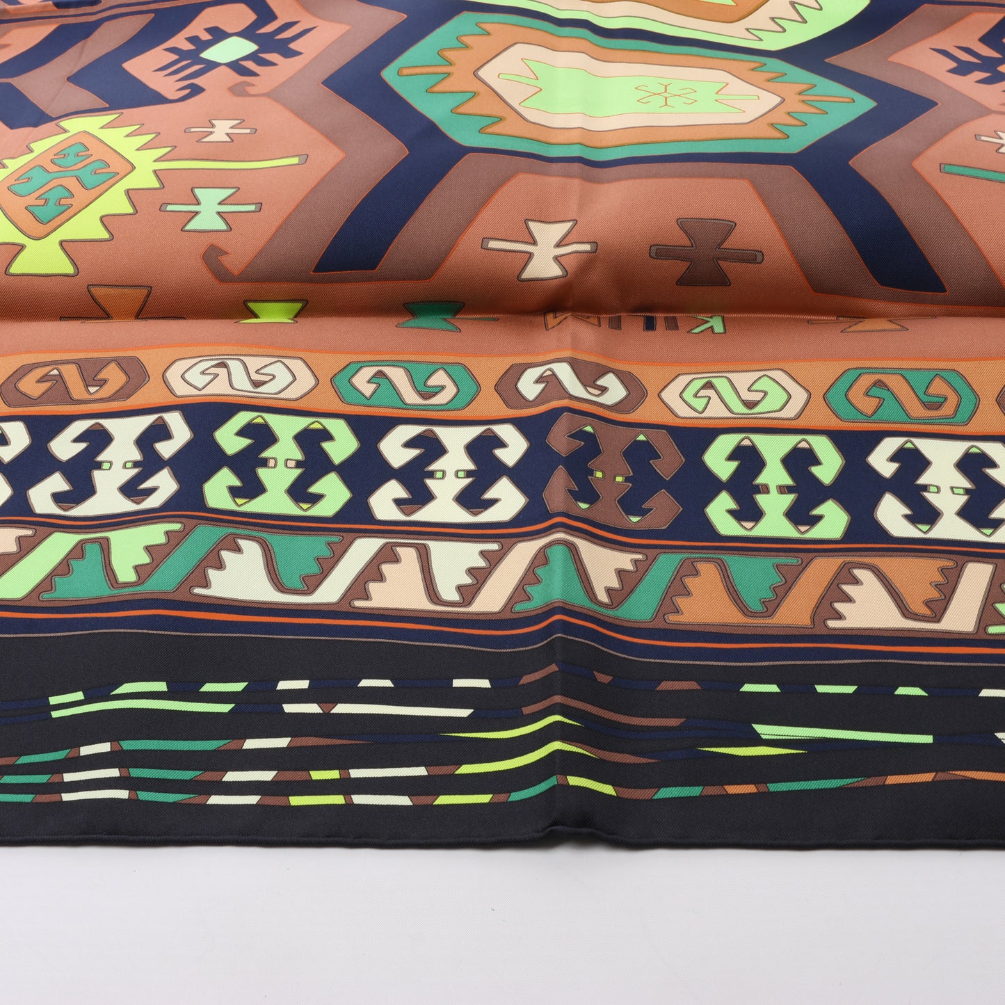 Hermès Carré 90 "KILIM" 100% Seidenschal in Braun