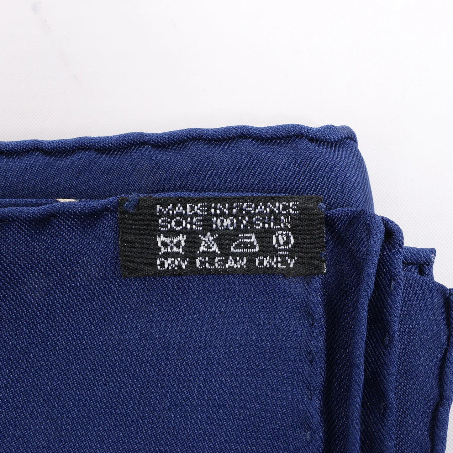 Hermès Carré 90 „LA VIE DU GRAND NORD“ Seidentaschentuch in Marineblau