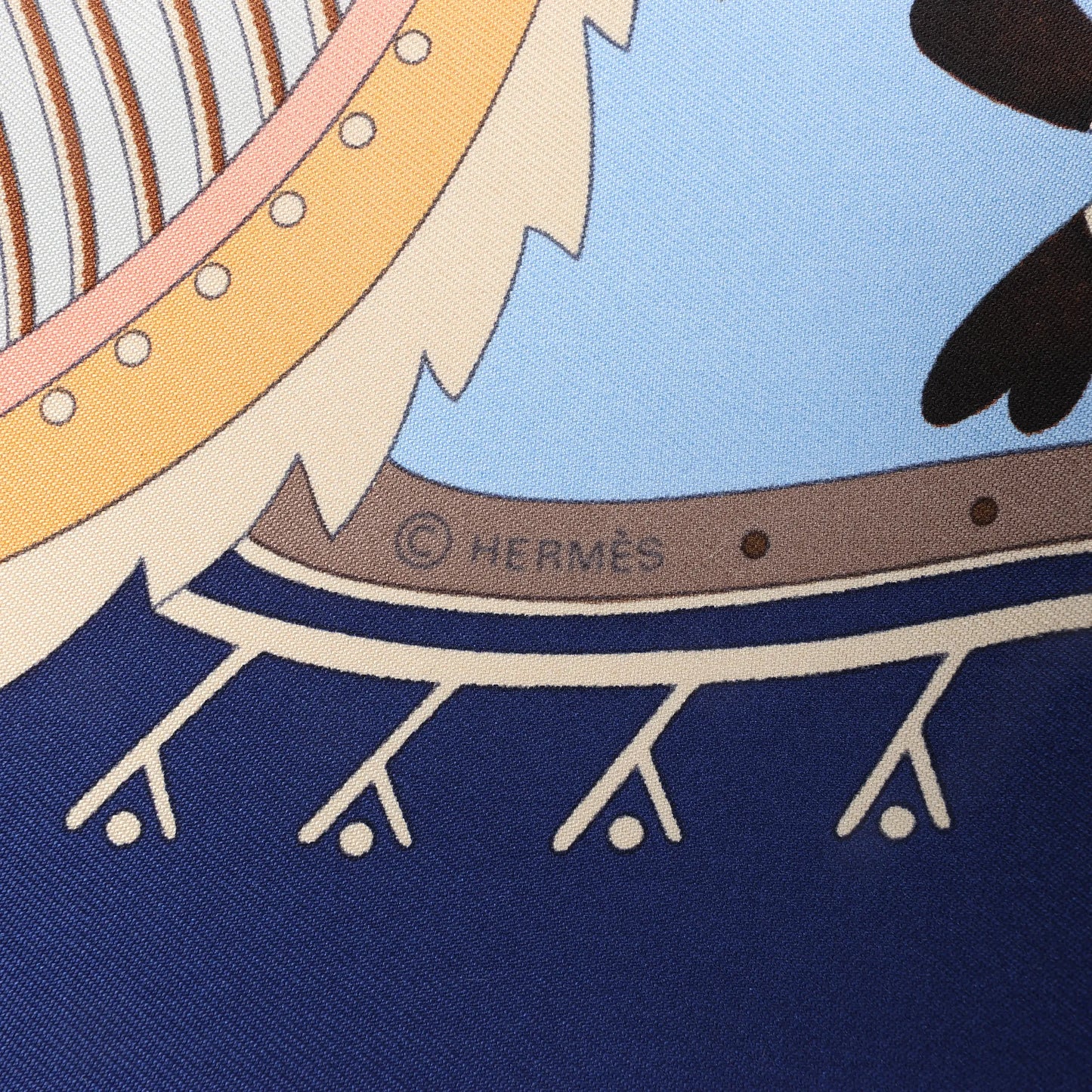 Hermès Carré 90 „LA VIE DU GRAND NORD“ Seidentaschentuch in Marineblau