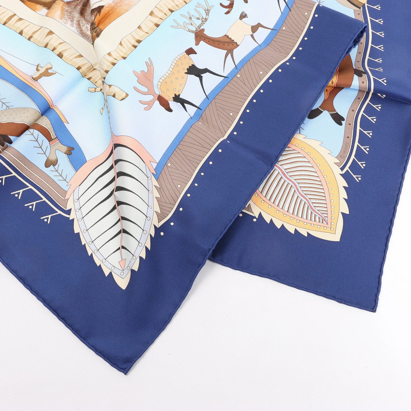 Hermès Carré 90 „LA VIE DU GRAND NORD“ Seidentaschentuch in Marineblau