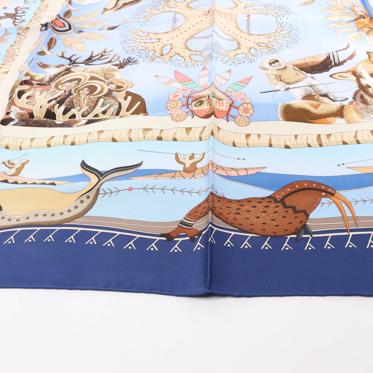 Hermès Carré 90 „LA VIE DU GRAND NORD“ Seidentaschentuch in Marineblau