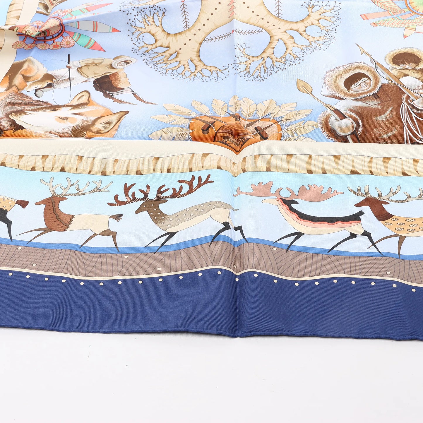 Hermès Carré 90 „LA VIE DU GRAND NORD“ Seidentaschentuch in Marineblau