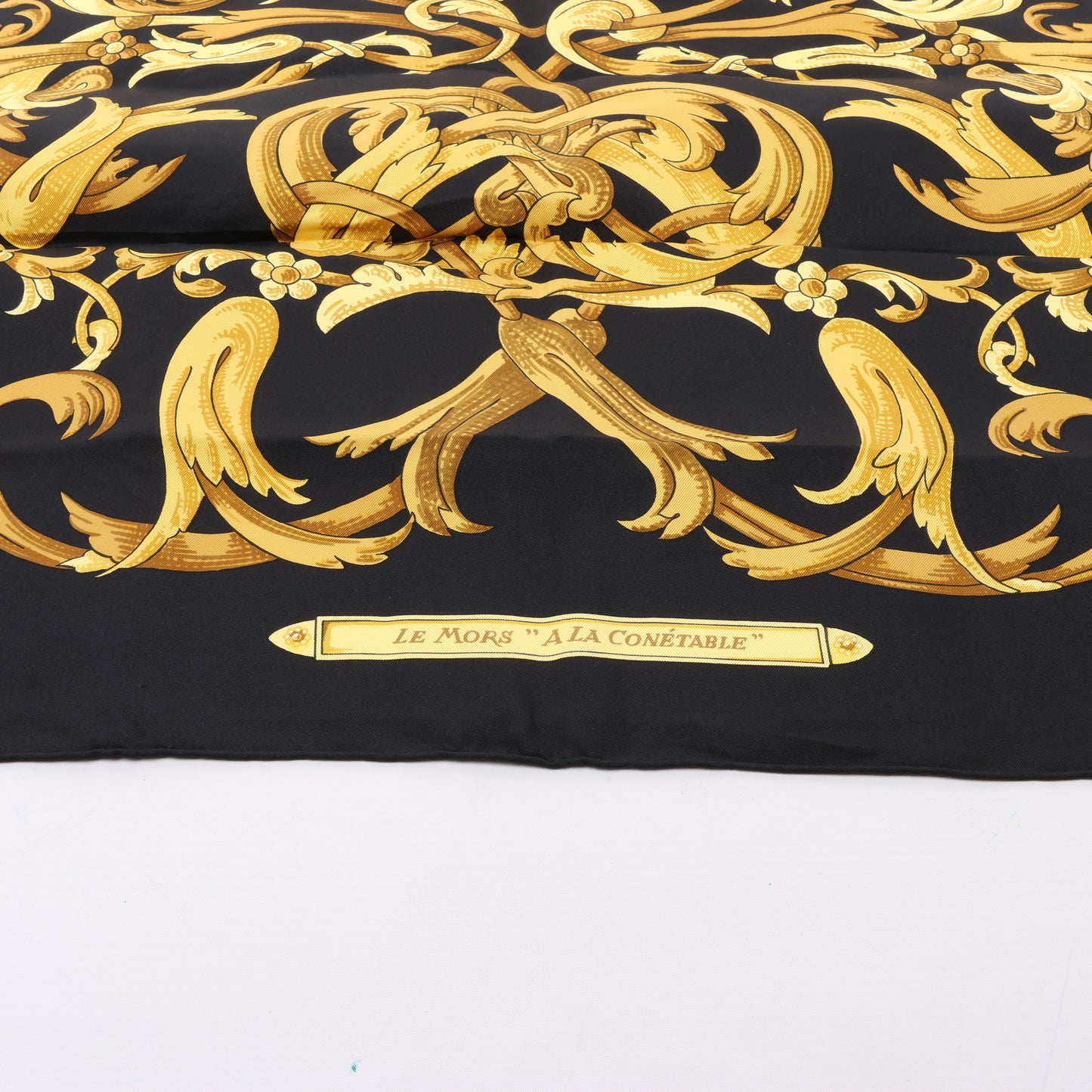 Hermès Carré 90 "LE MORS A LA CONETABLE" 100% Seidenschal in Schwarz