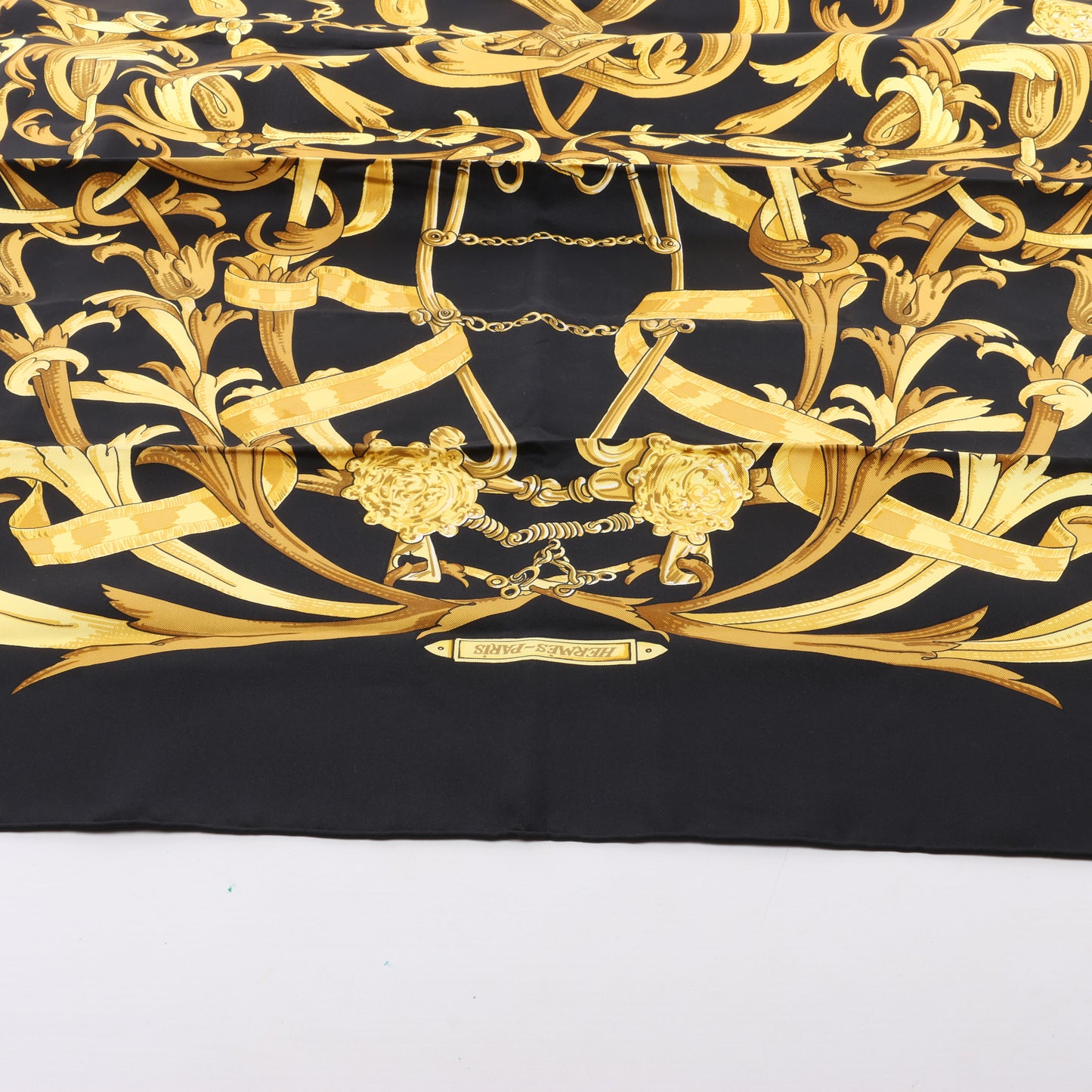 Hermès Carré 90 "LE MORS A LA CONETABLE" 100% Seidenschal in Schwarz