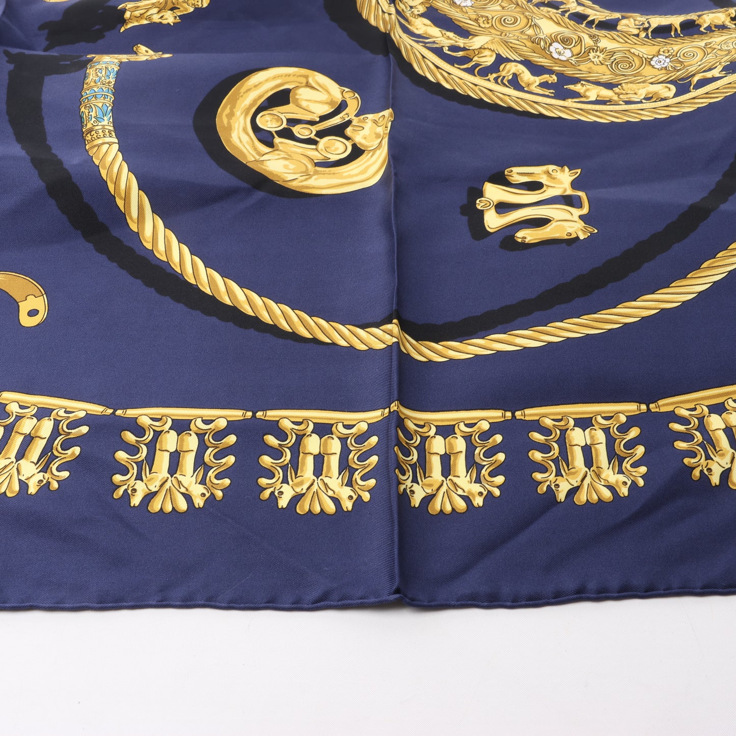 Hermès Carré 90 „LES CAVALIERS D'OR“ 100 % Seidenschal in Marineblau x Gold