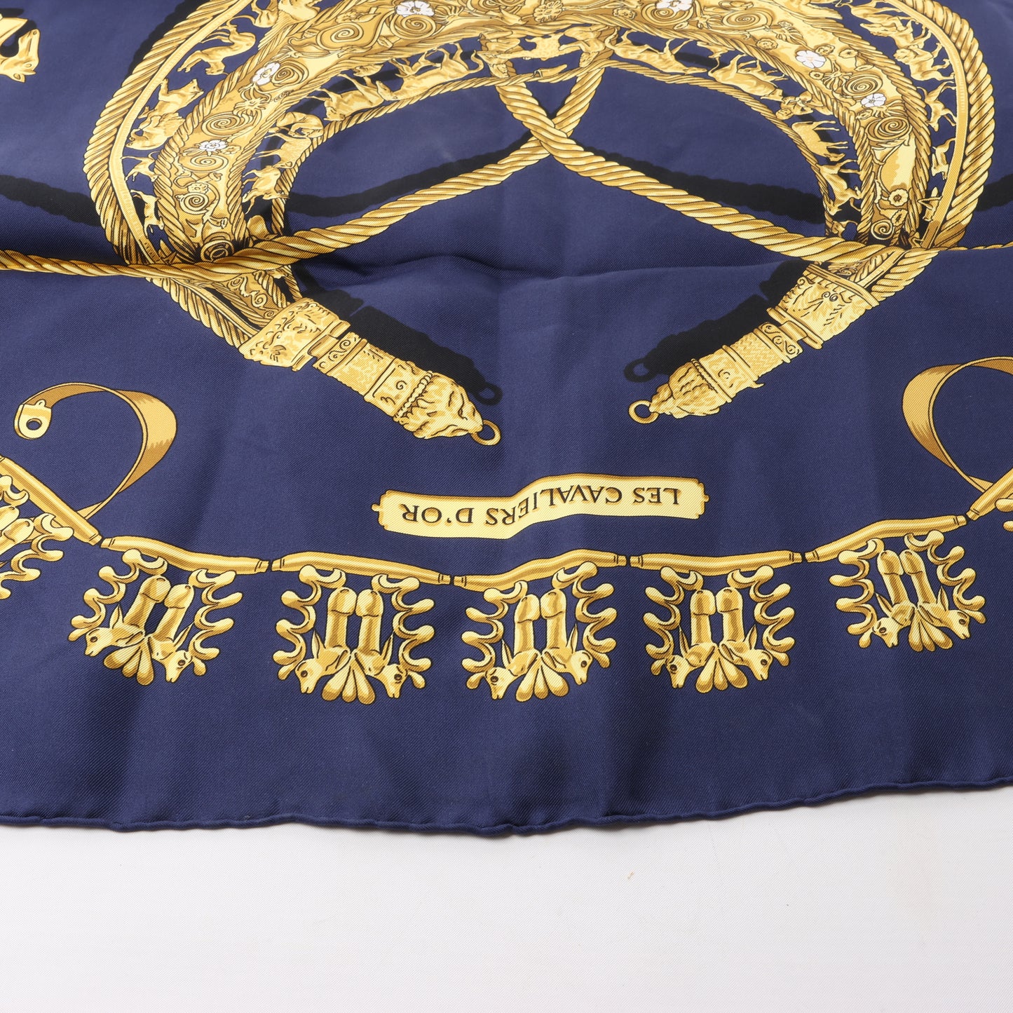Hermès Carré 90 „LES CAVALIERS D'OR“ 100 % Seidenschal in Marineblau x Gold