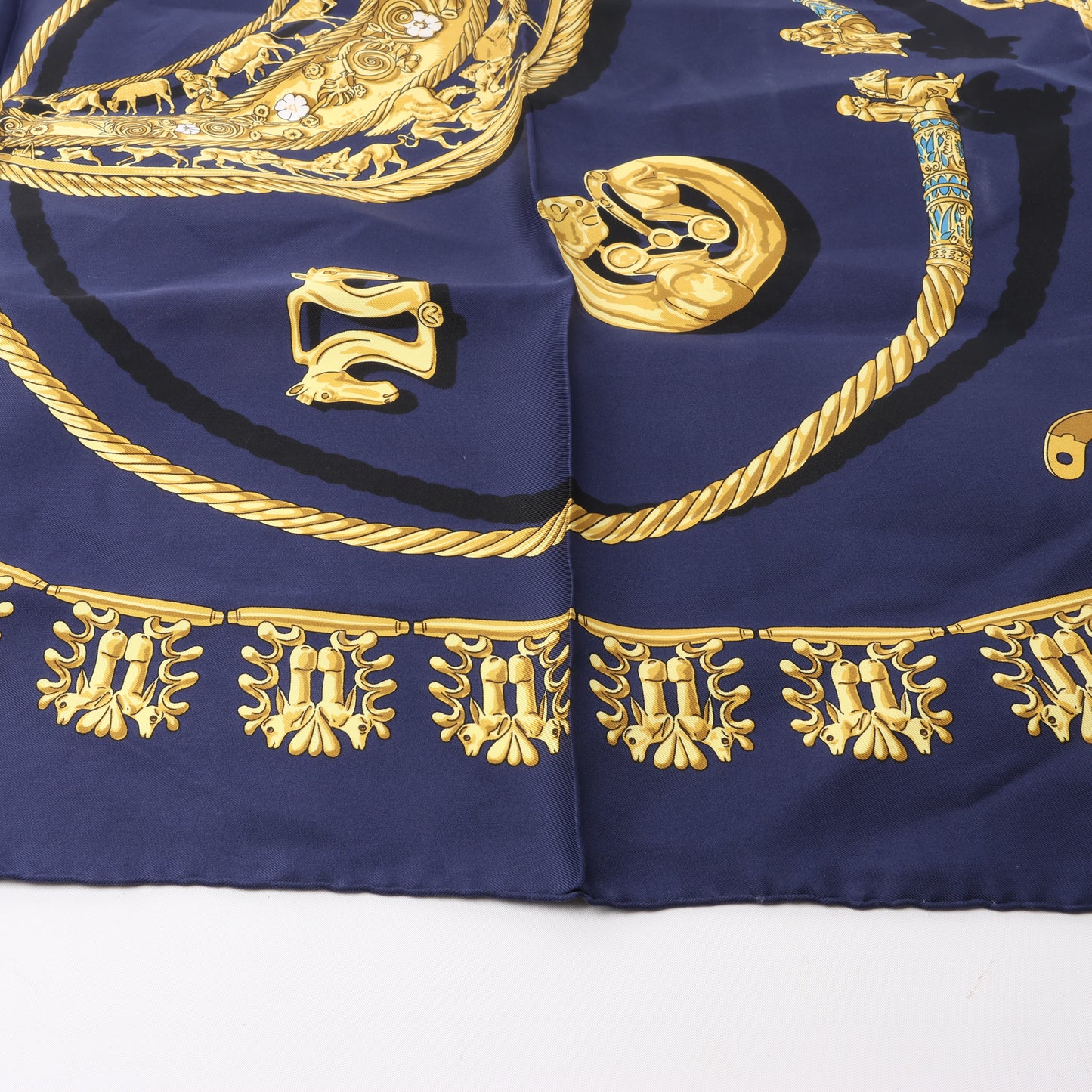 Hermès Carré 90 „LES CAVALIERS D'OR“ 100 % Seidenschal in Marineblau x Gold