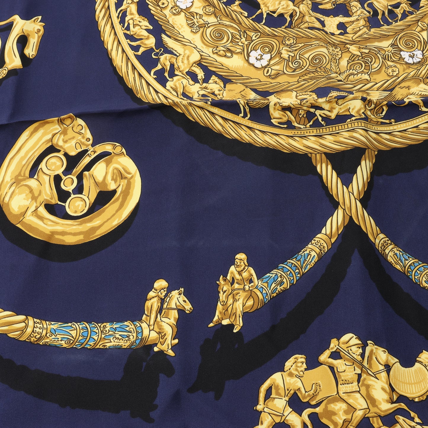 Hermès Carré 90 „LES CAVALIERS D'OR“ 100 % Seidenschal in Marineblau x Gold