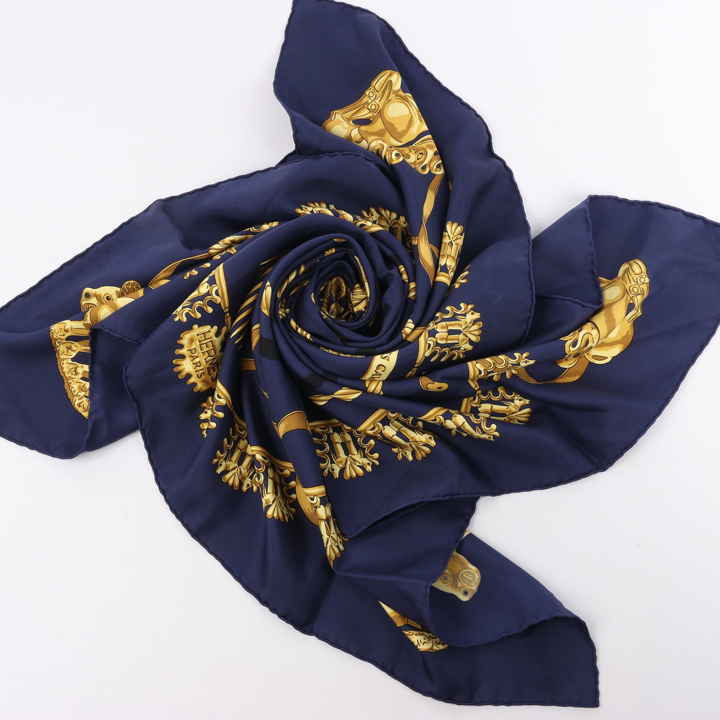 Hermès Carré 90 „LES CAVALIERS D'OR“ 100 % Seidenschal in Marineblau x Gold